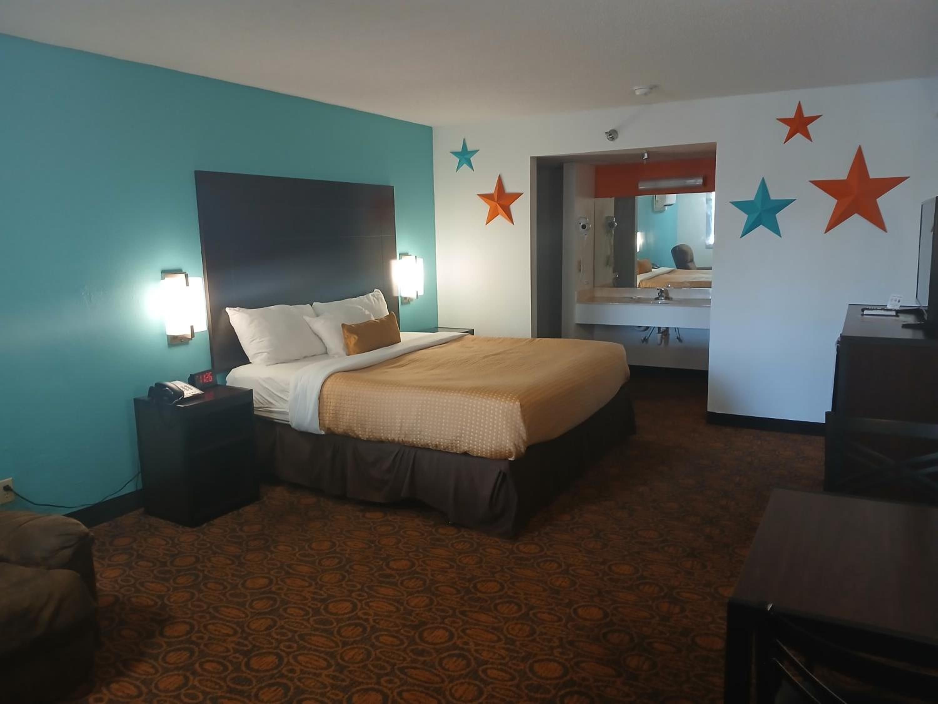 King Room - Non-Smoking - Photo 6