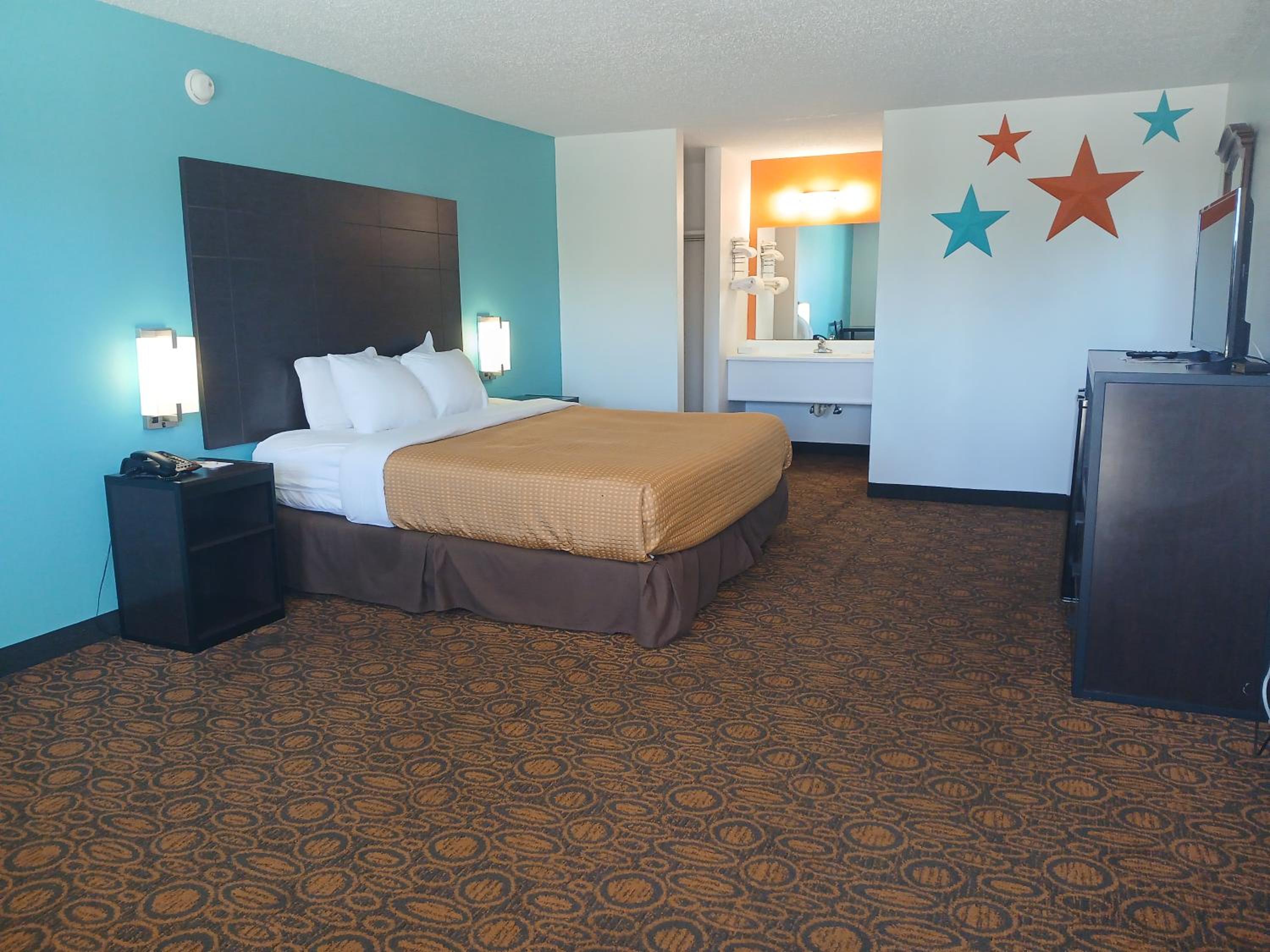 Deluxe King Room - Non-Smoking - Photo 4