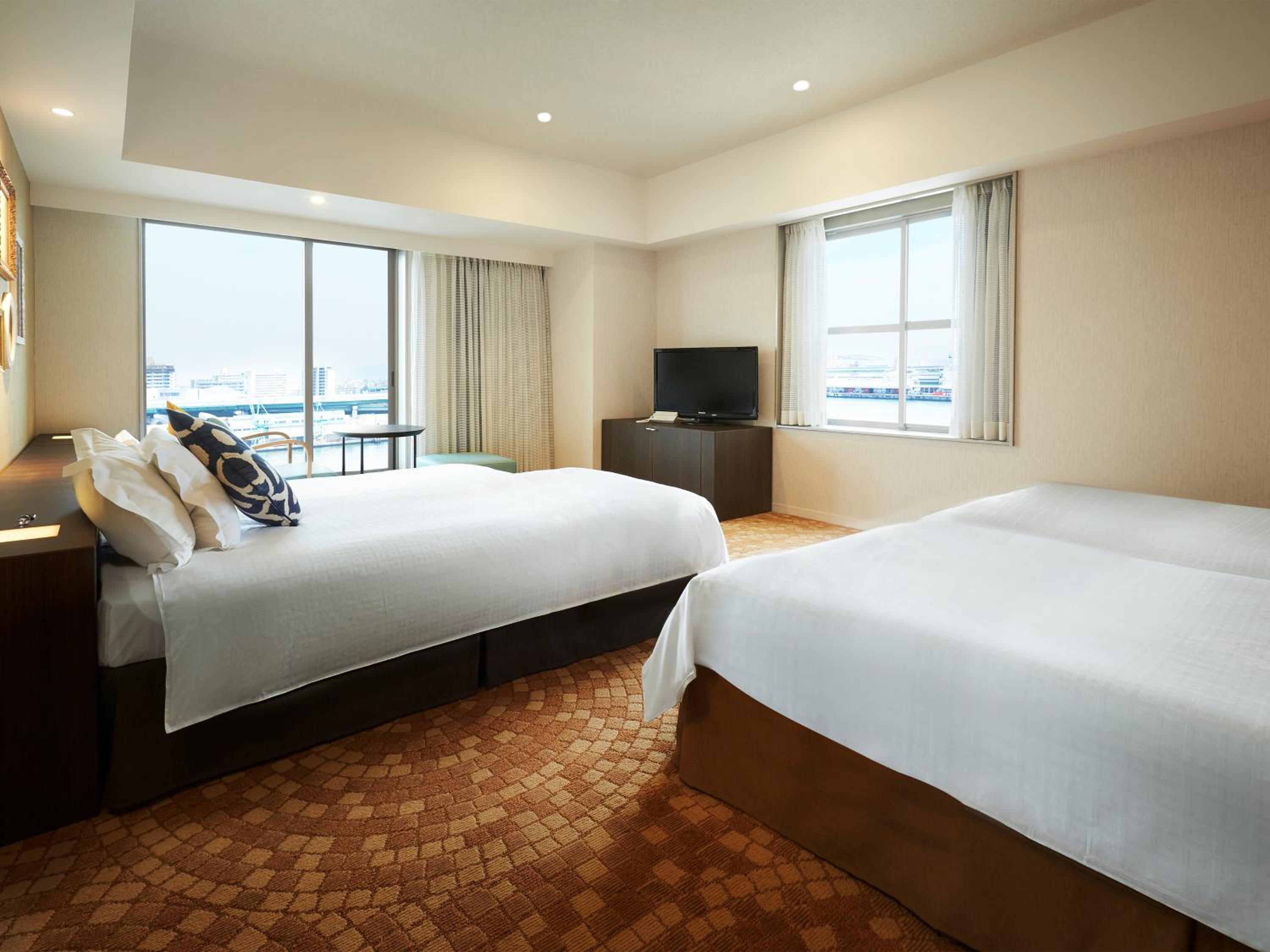 Deluxe Corner Twin Room with 2 Extra Beds - Non-Smoking photo 1