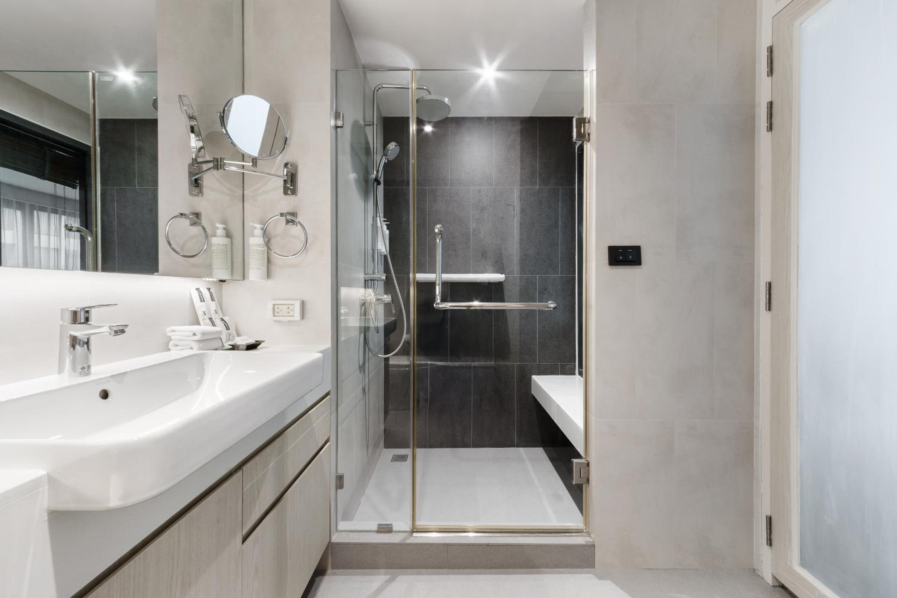 One-Bedroom Suite - Photo 7