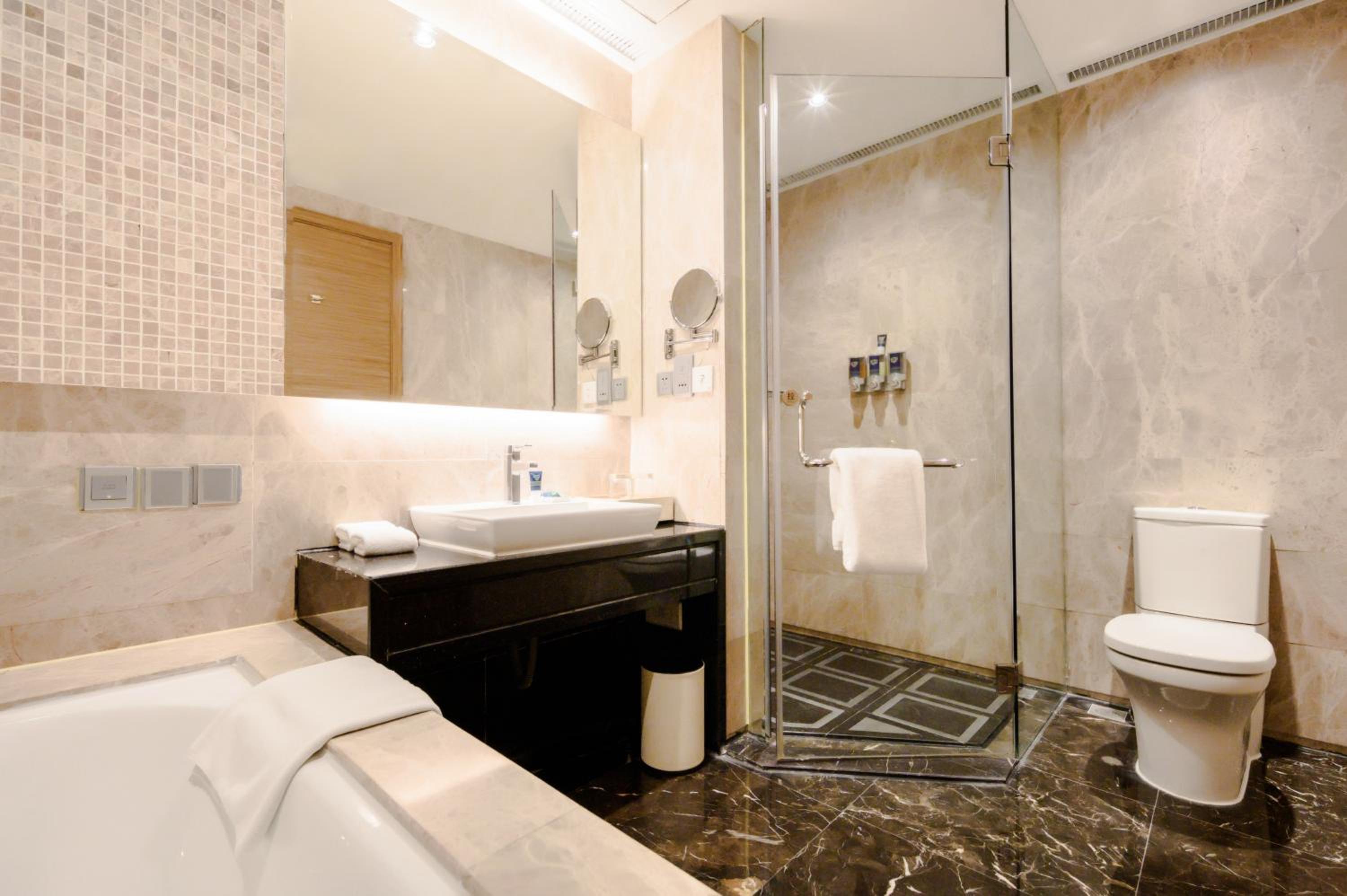 Superior King, Guest room, 1 King - Photo 1