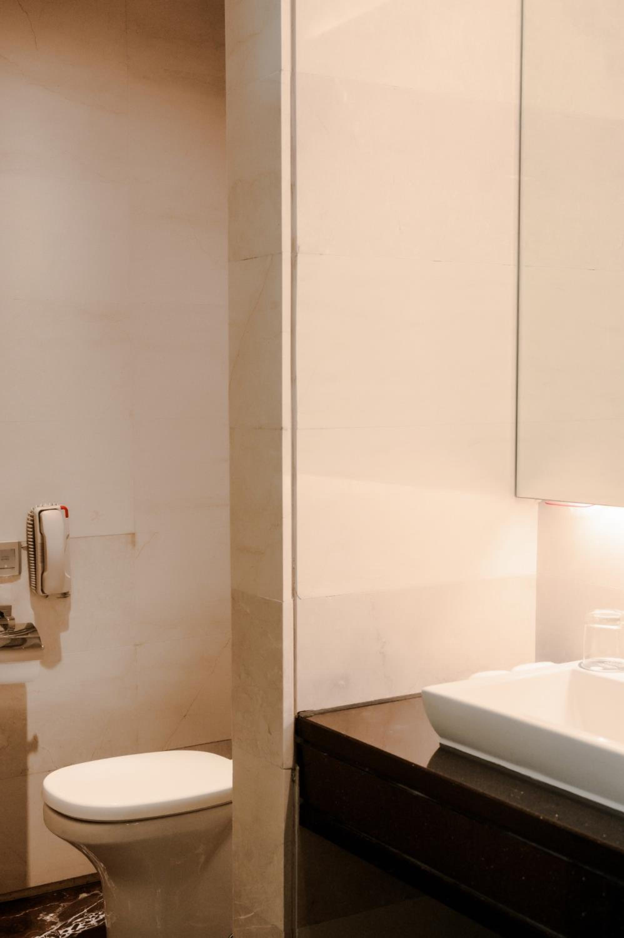 Executive King, Executive level, Guest room, 1 King - Photo 7