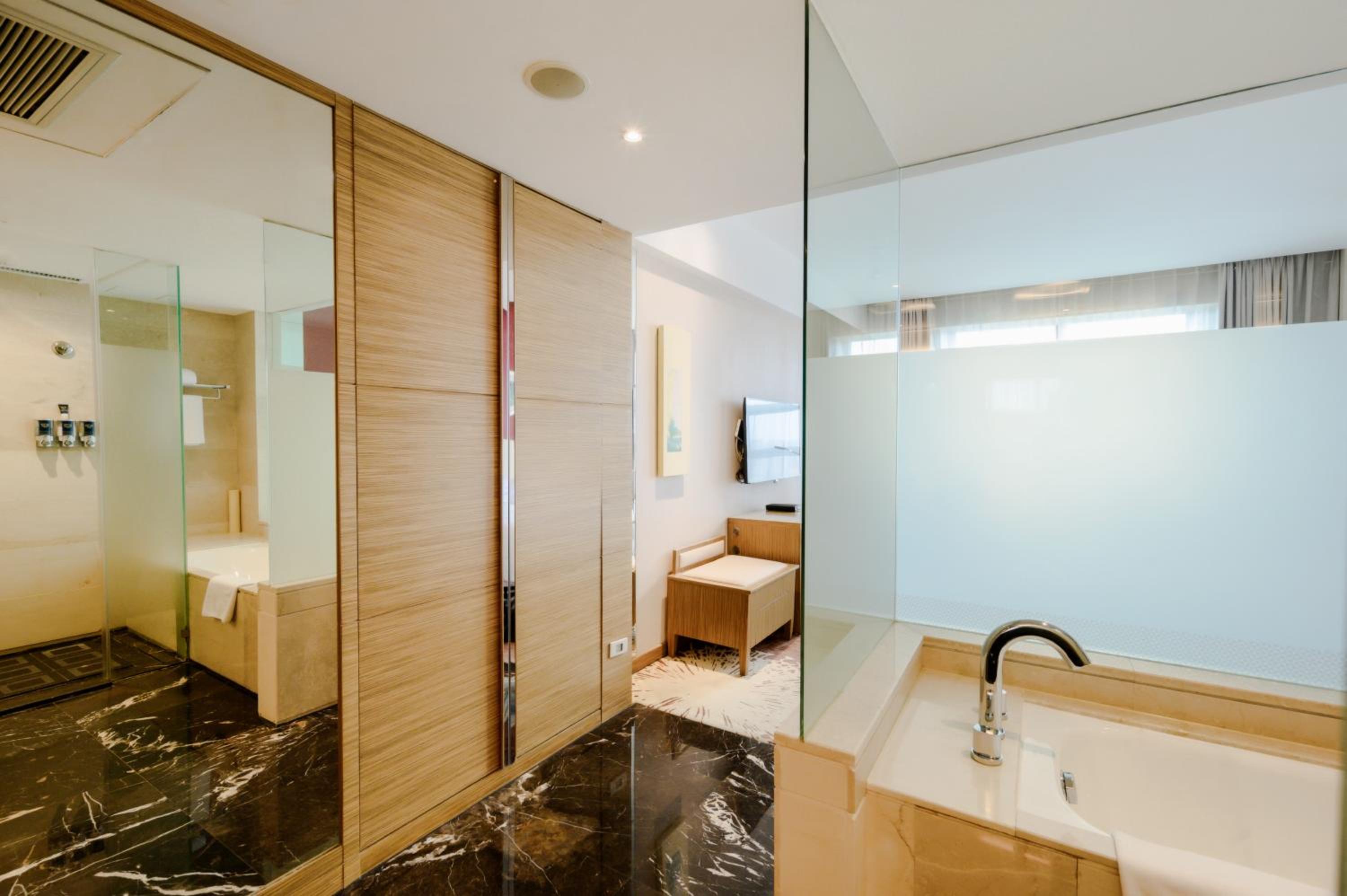 Executive King, Executive level, Guest room, 1 King - Photo 5