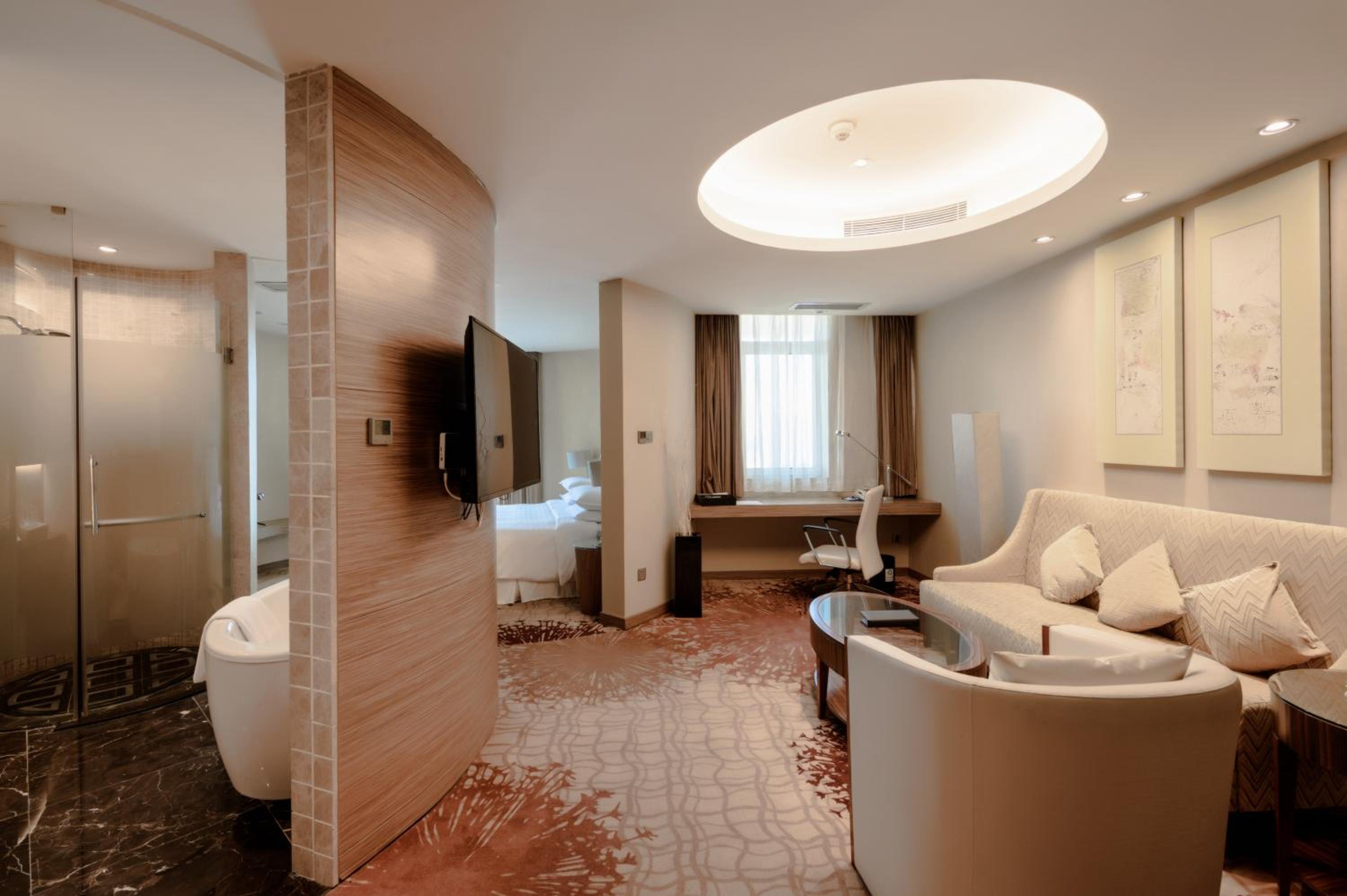 Superior Suite, 1 Bedroom Junior Suite, 1 King, City view photo 3