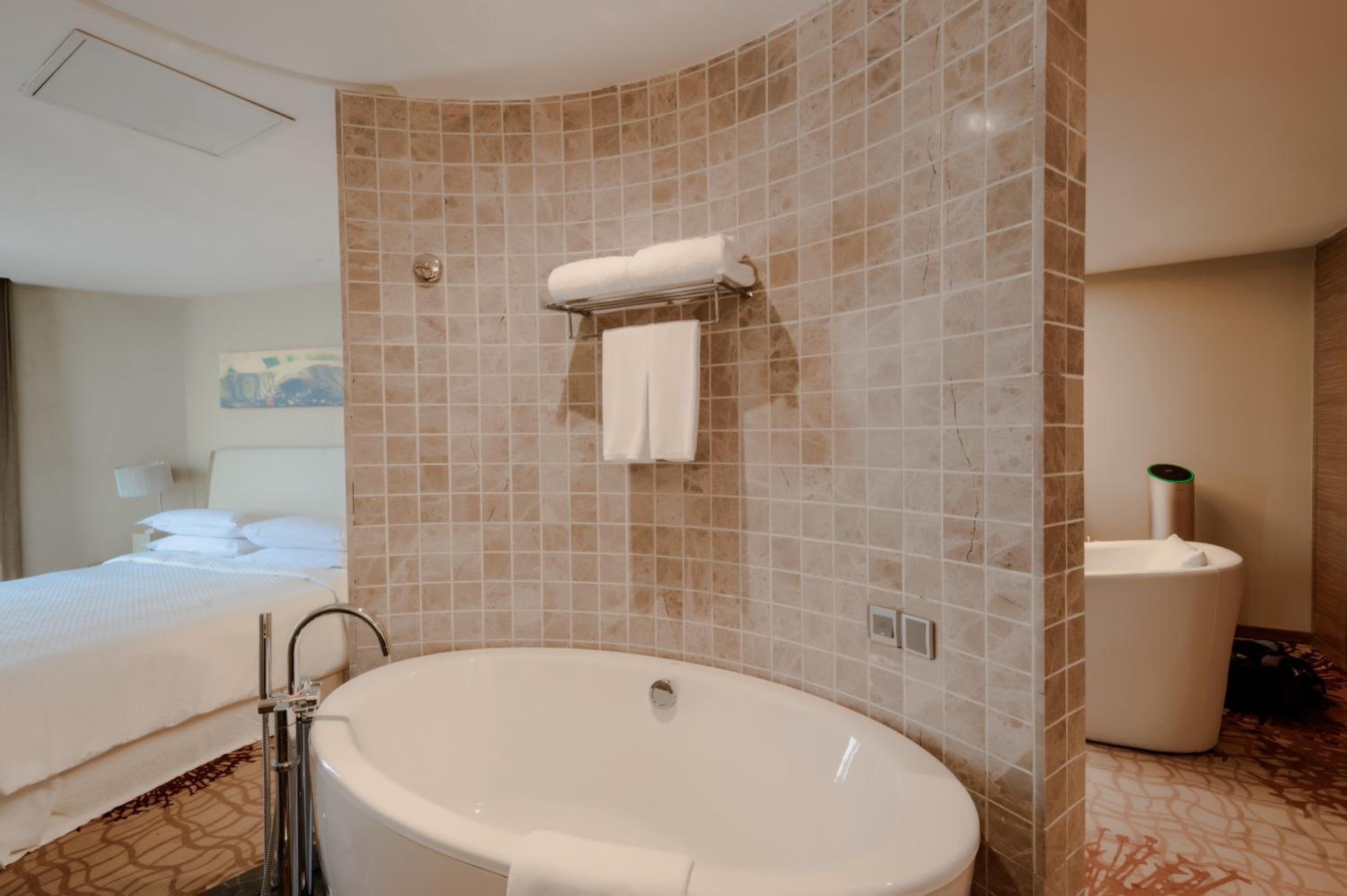 Superior Suite, 1 Bedroom Junior Suite, 1 King, City view photo 2