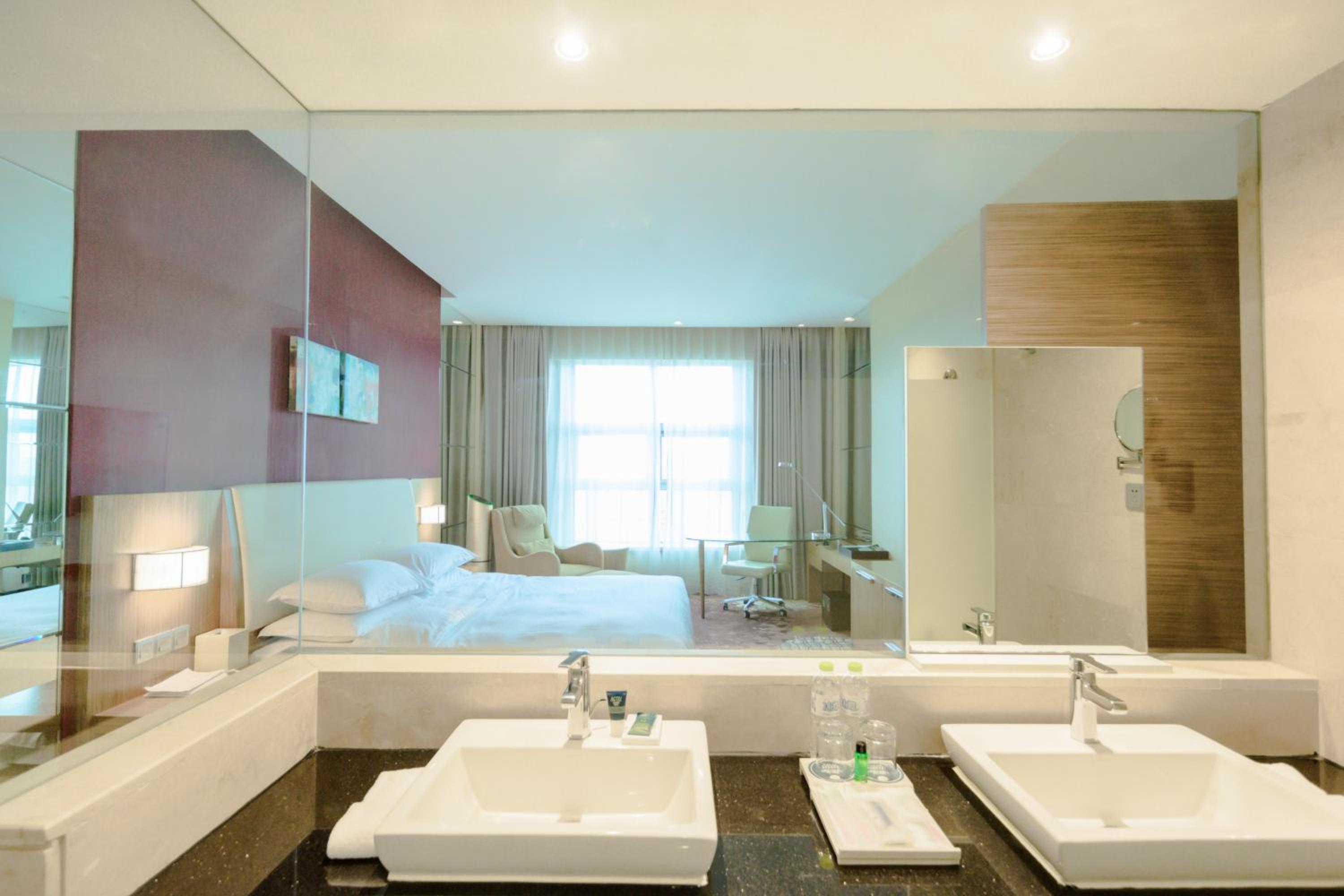 Executive Suite, Executive lounge access, 1 King, City view photo 2