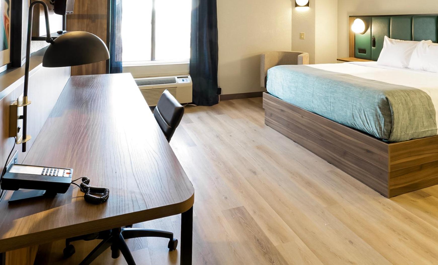 Deluxe King Room - Non-Smoking