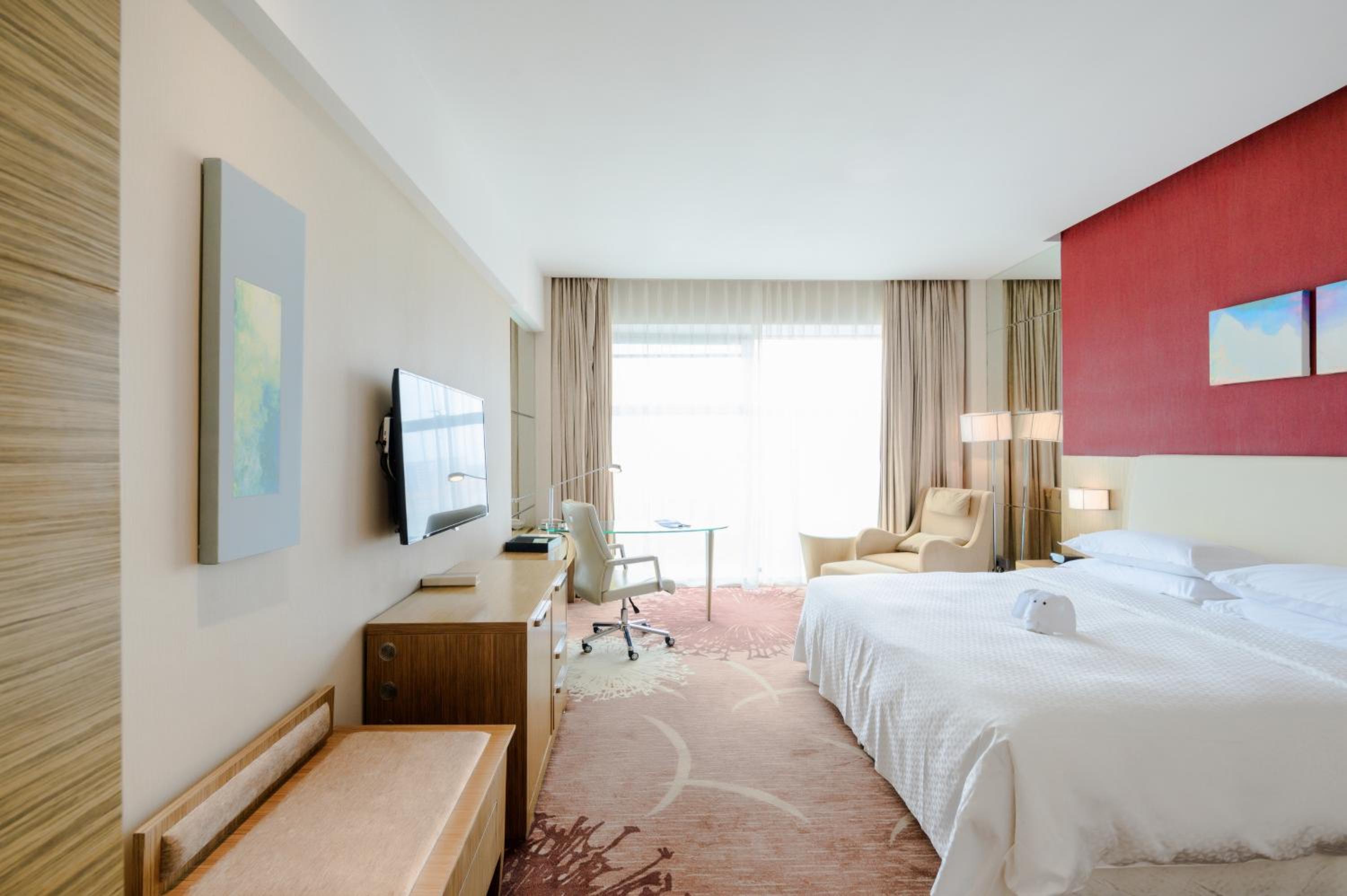 Deluxe Room, Larger Guest room, 1 King, City view photo 3