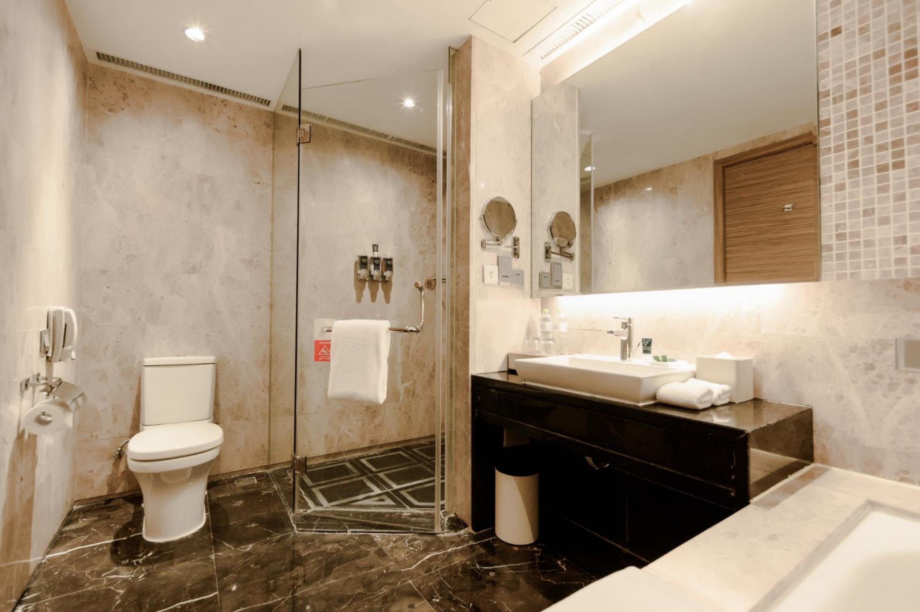 Deluxe Room, Larger Guest room, 1 King, City view photo 2