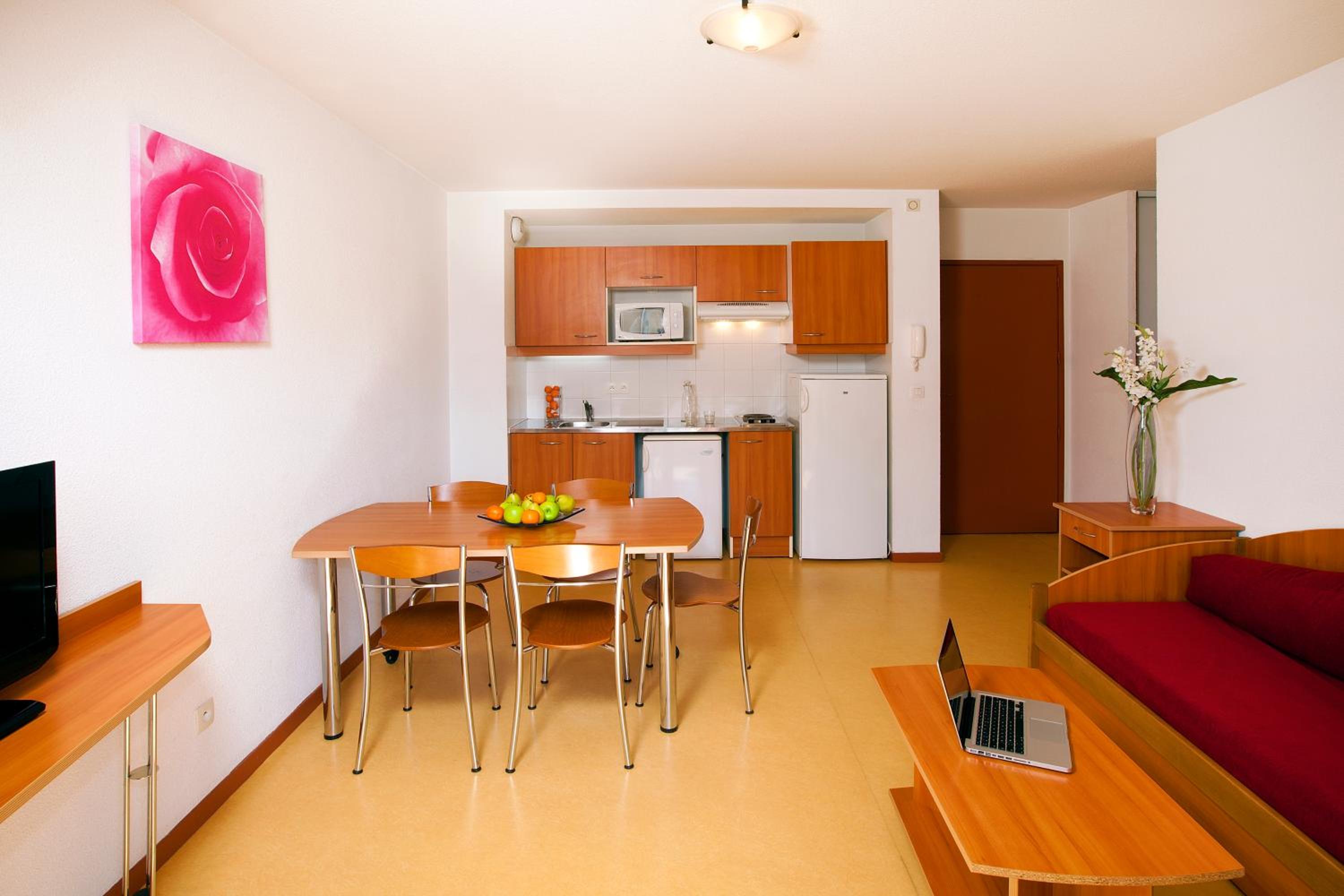 Two-Bedroom Apartment (5 Adults) photo 3