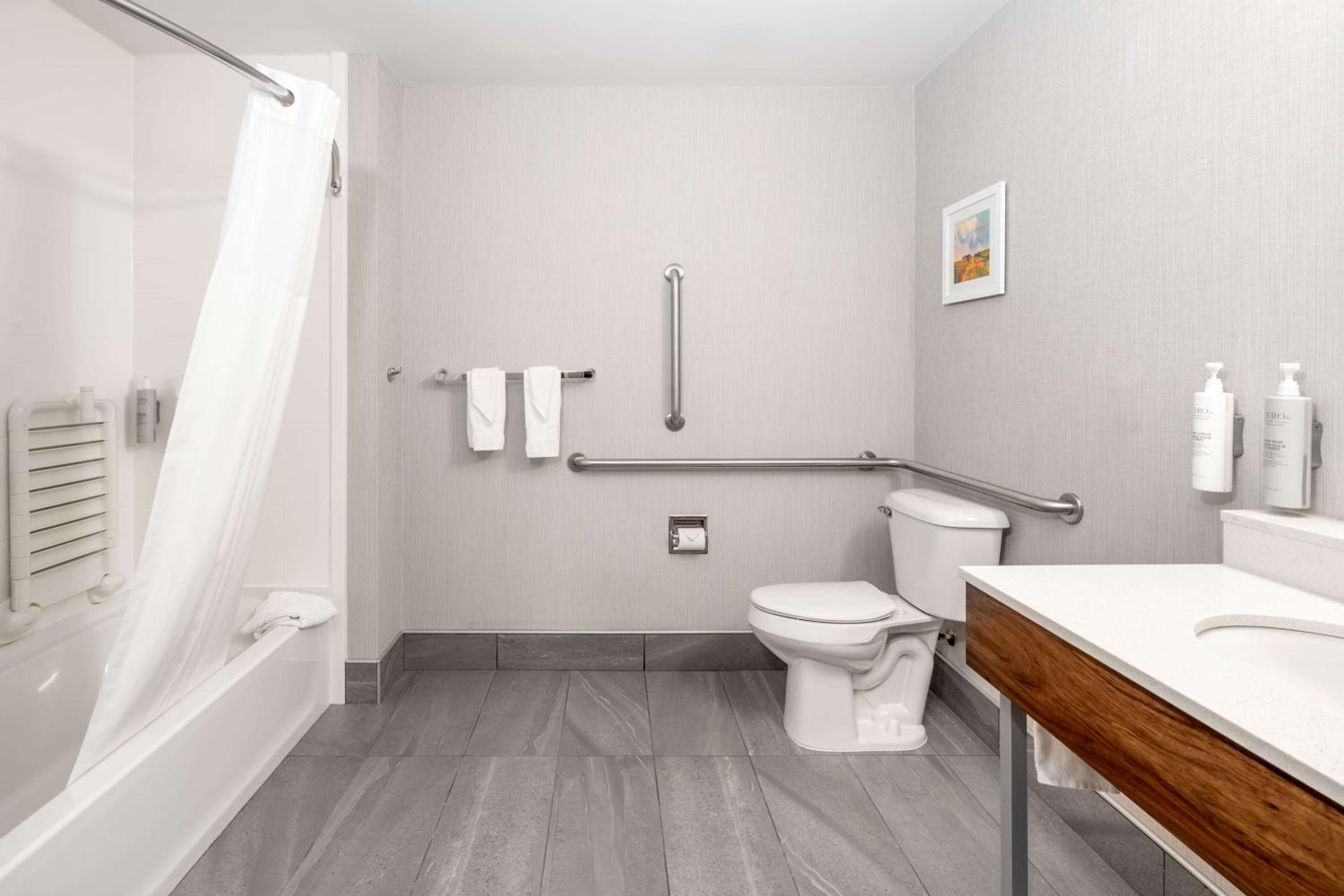 Queen Room with Two Queen Beds - Mobility and Hearing Access/Non-Smoking photo 3