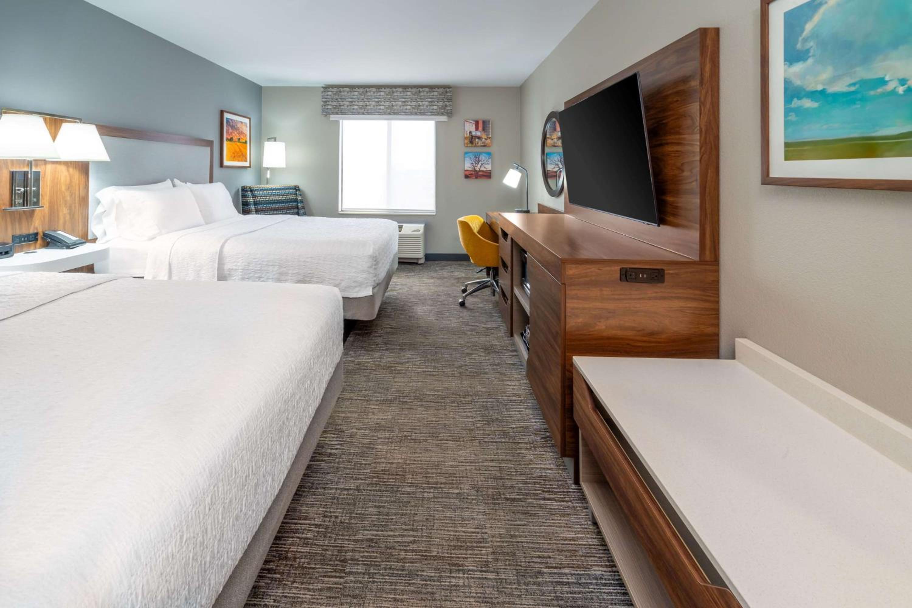 Queen Room with Two Queen Beds - Non-Smoking photo 2