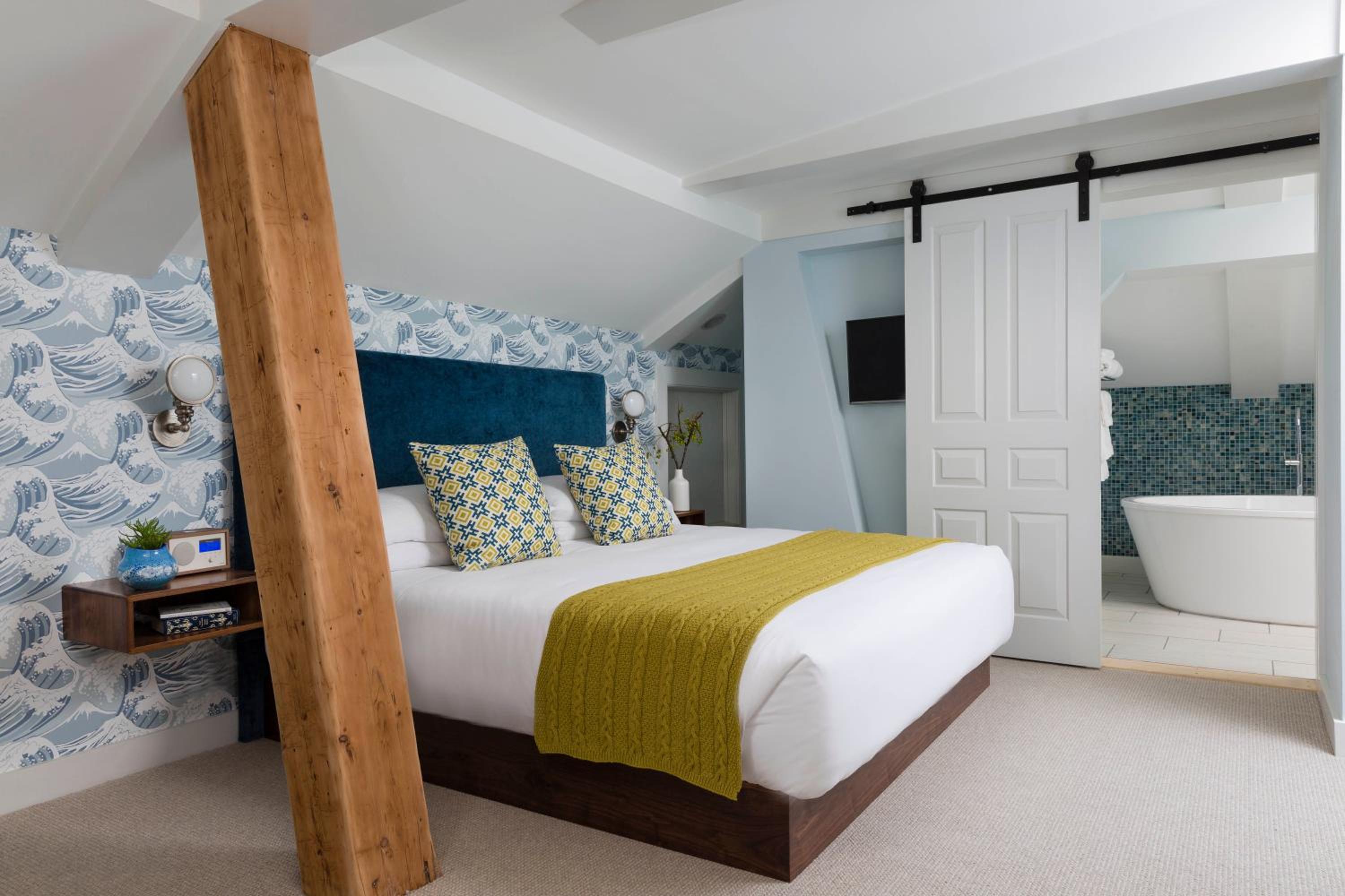 Deluxe King Suite photo 1