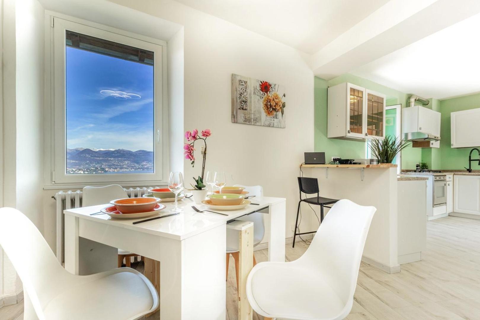 One-Bedroom Apartment with Lake View photo 2