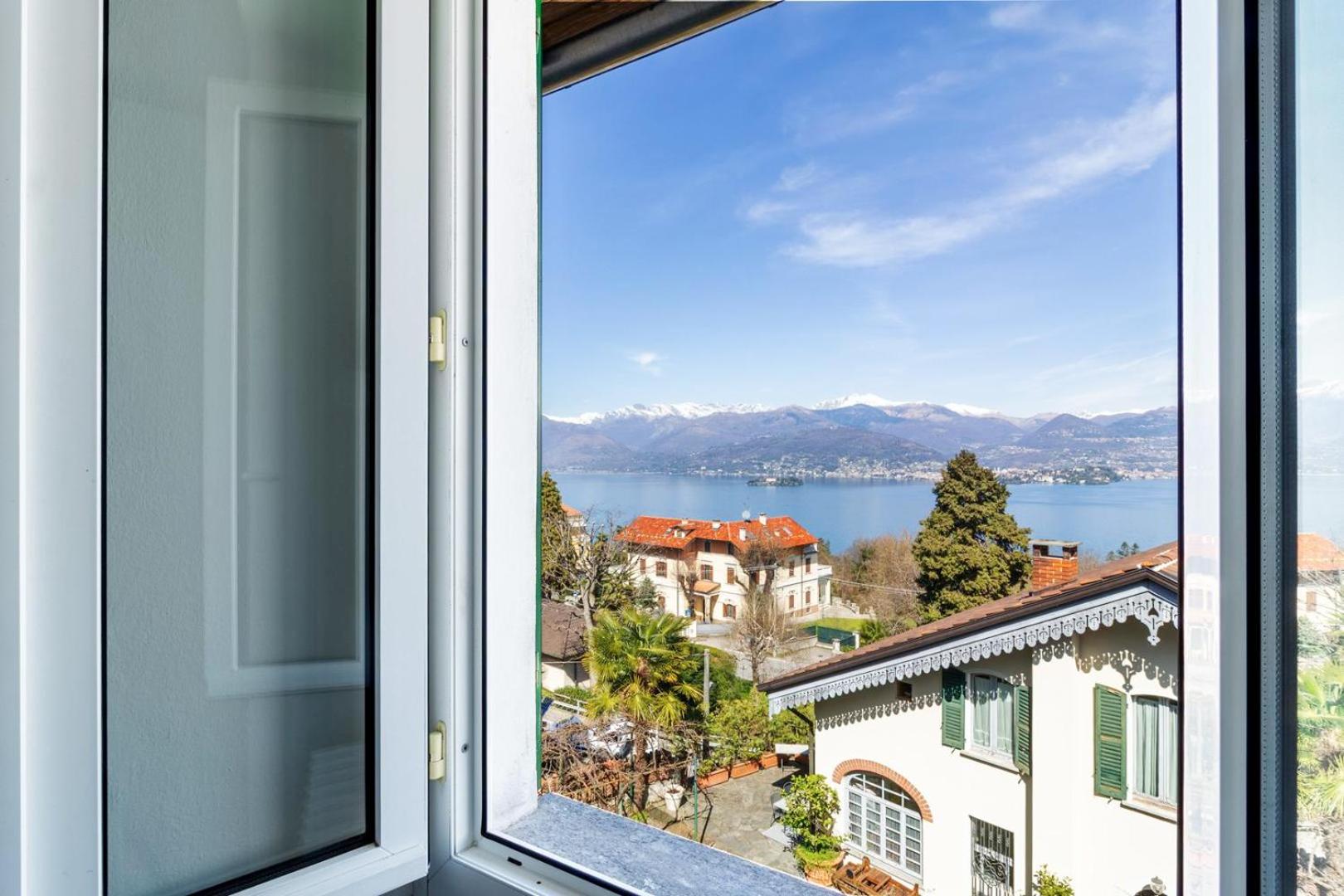 One-Bedroom Apartment with Lake View photo 1