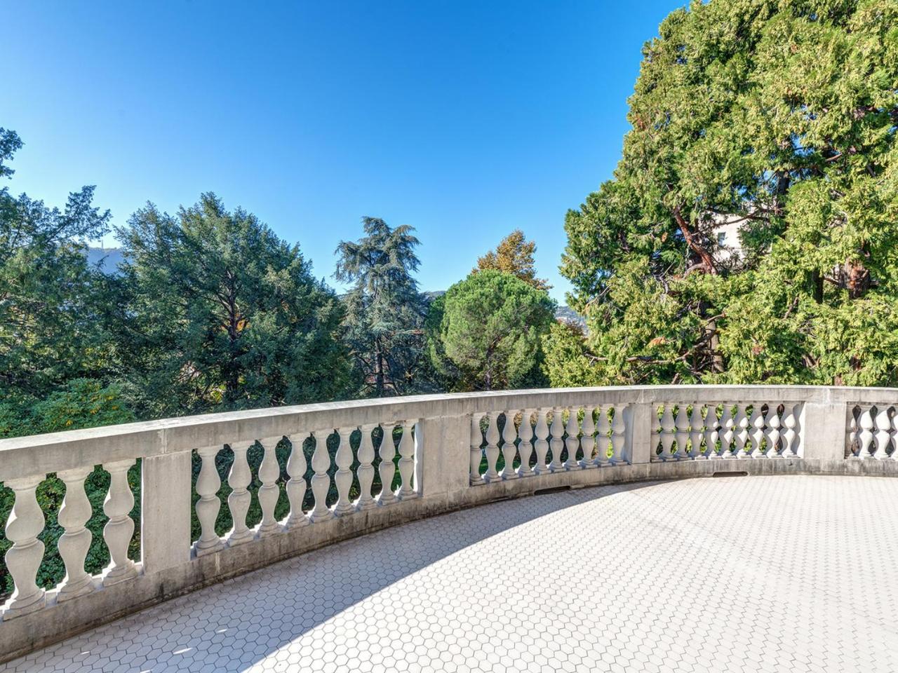 King Suite with Balcony photo 1