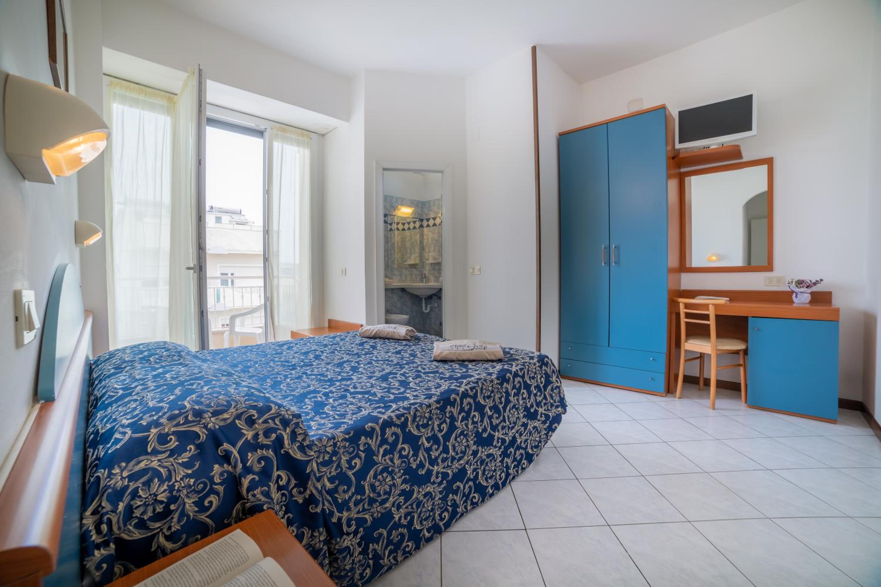 Double or Twin Room with Sea View photo 1