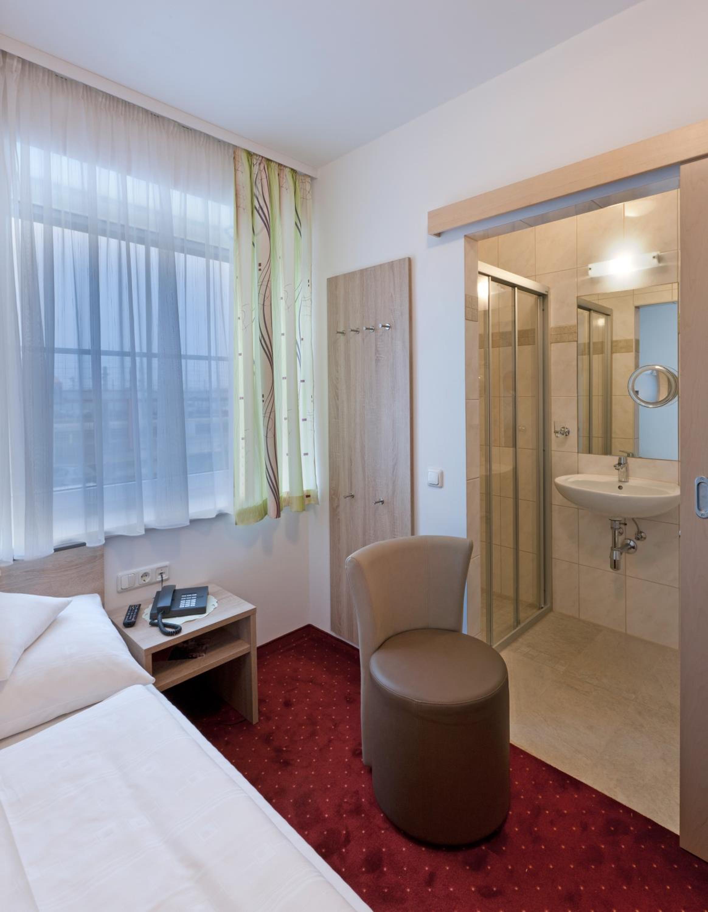 Single Room photo 3