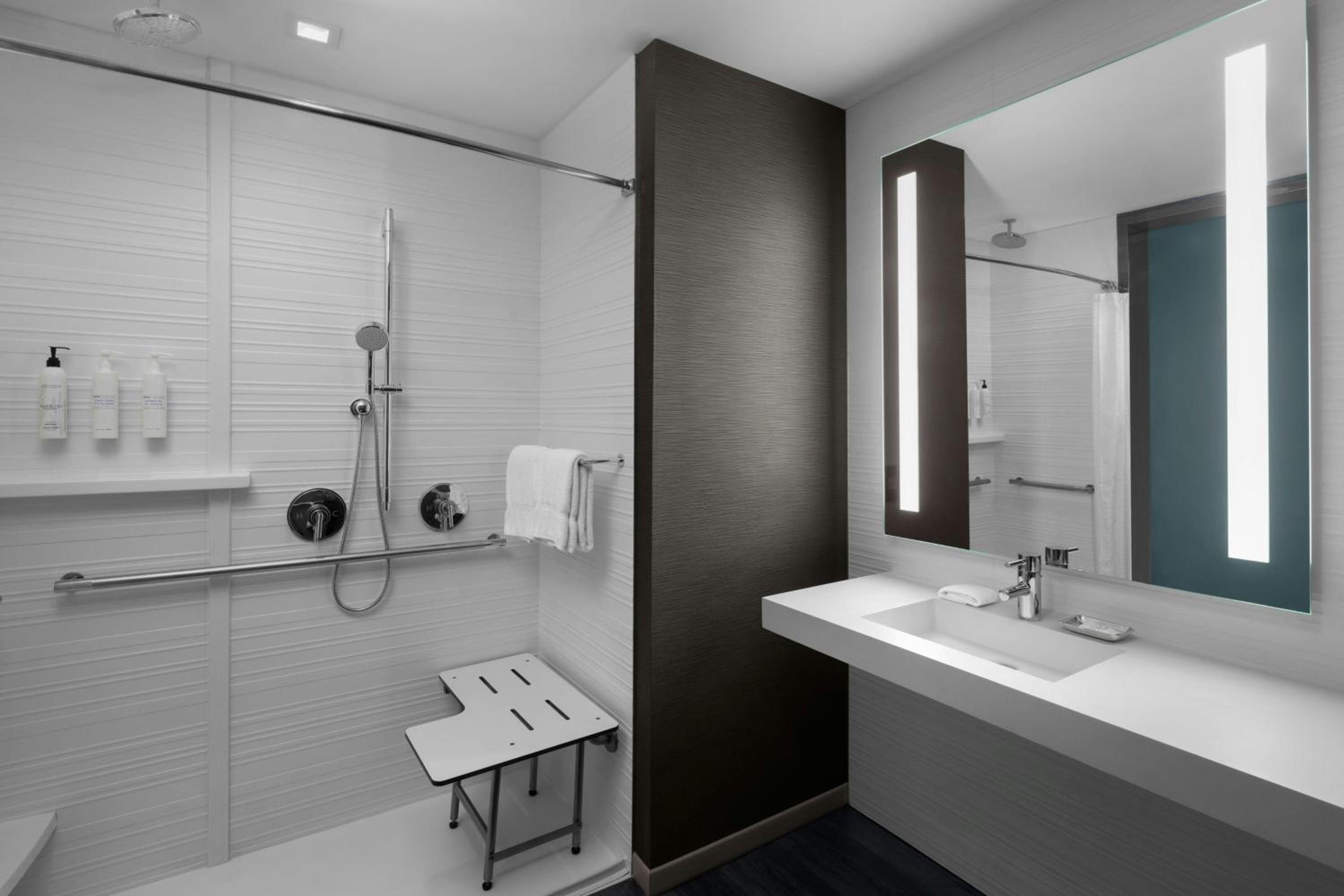 Guest room, 2 Queen (Mobility and Hearing Accessible w/Roll-in Shower) thumbnail 5
