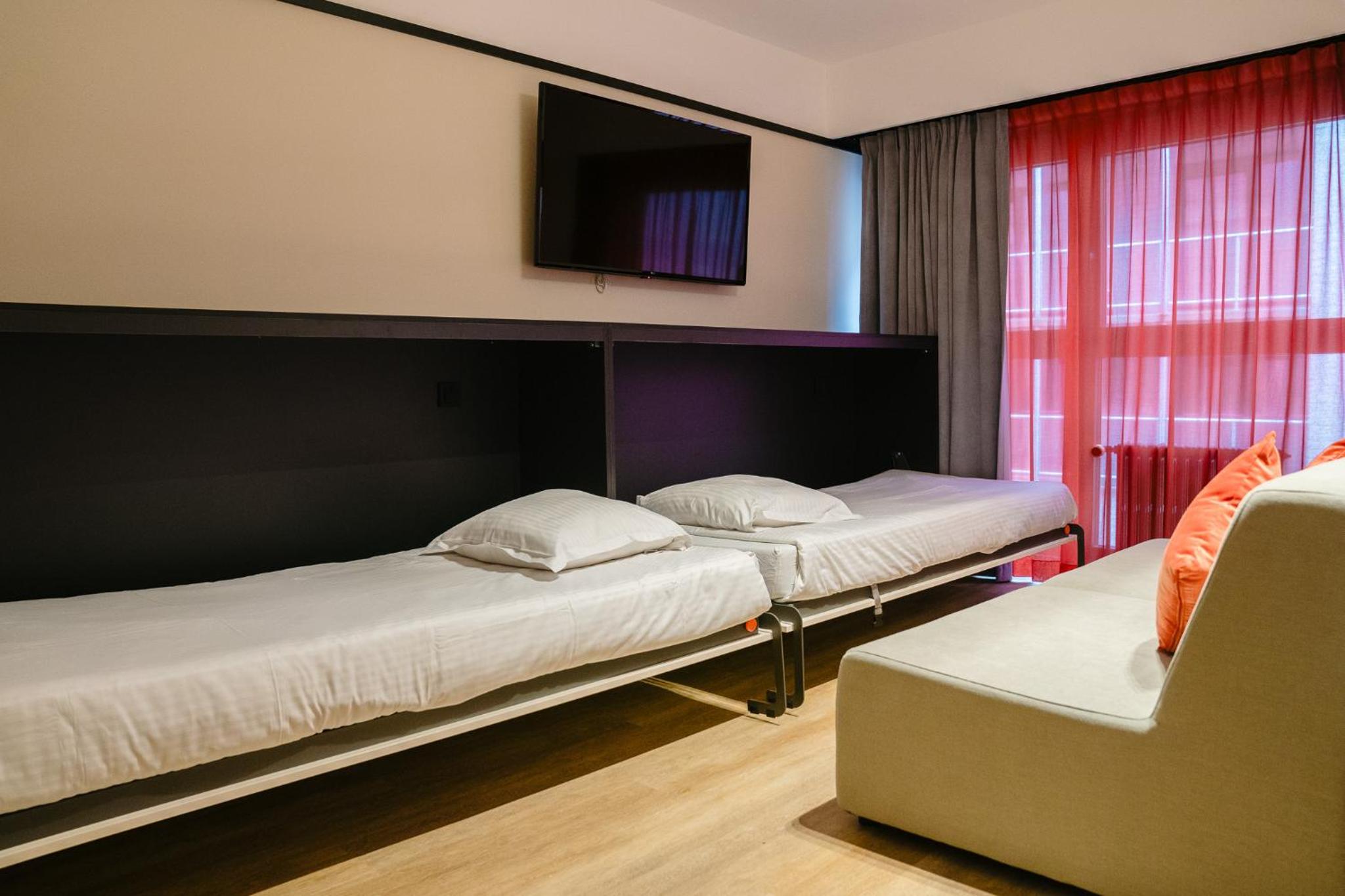 Family Room (2 Adults + 2 Children)