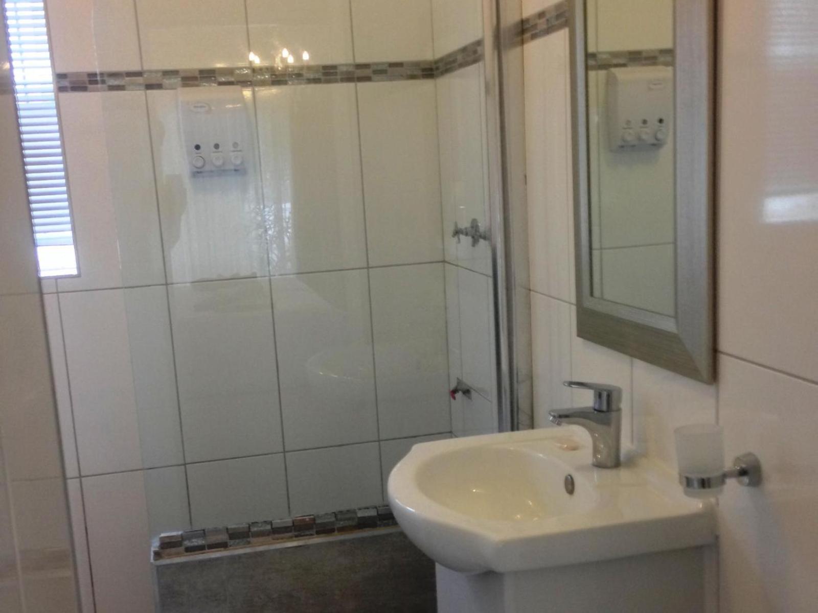 Standard Queen Room - Photo 7