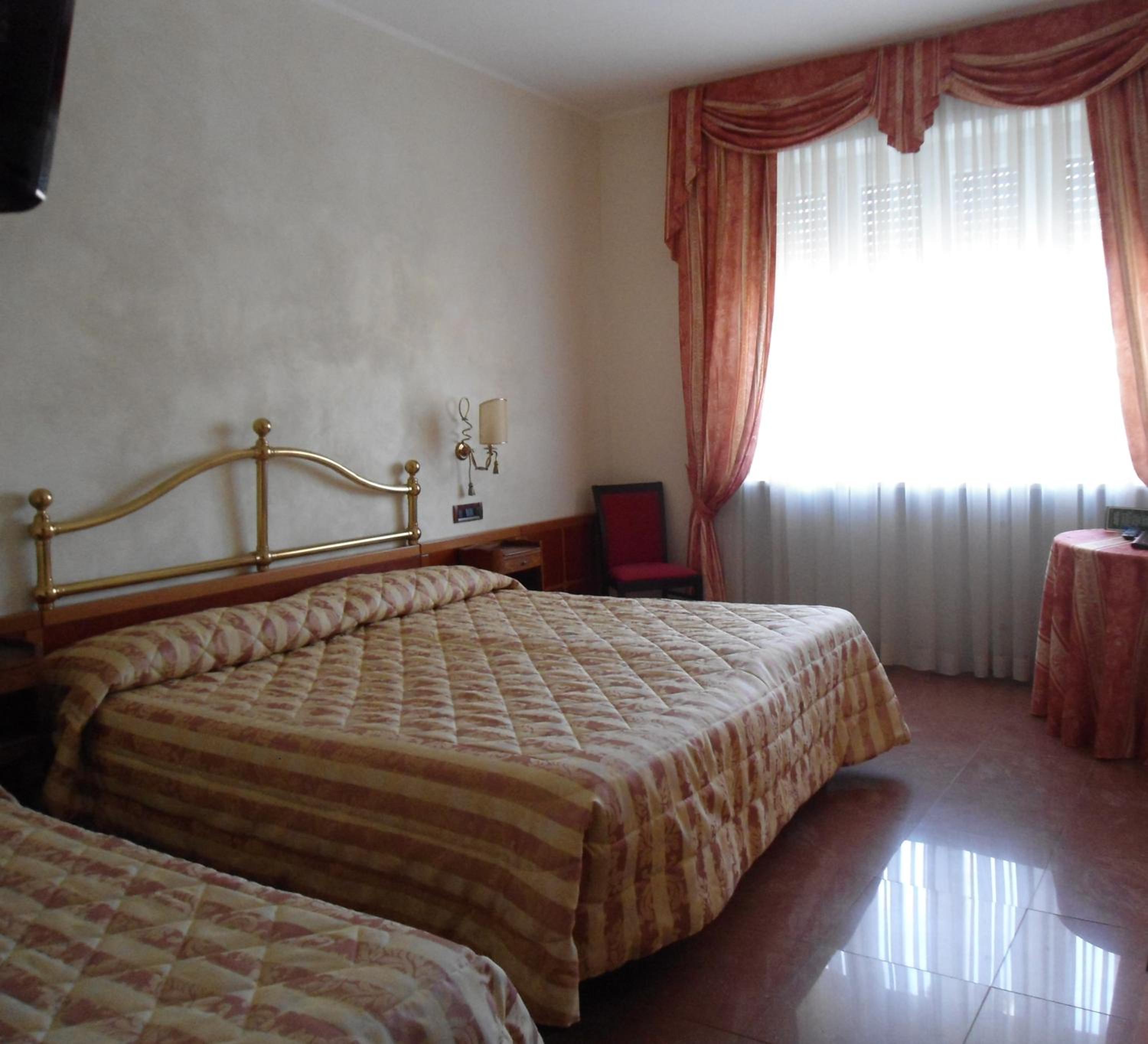 Double or Twin Room - Photo 4