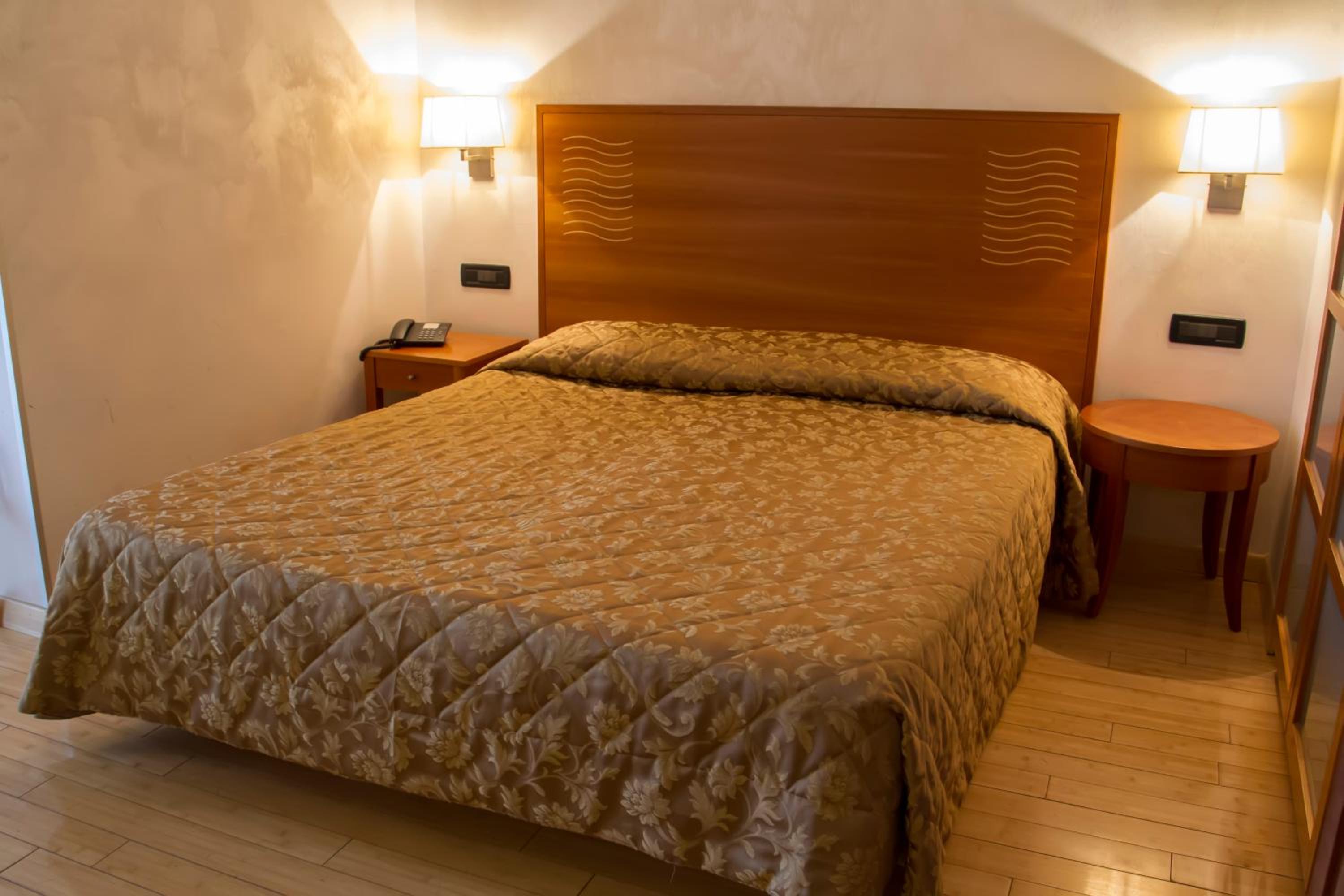 Double or Twin Room - Photo 5