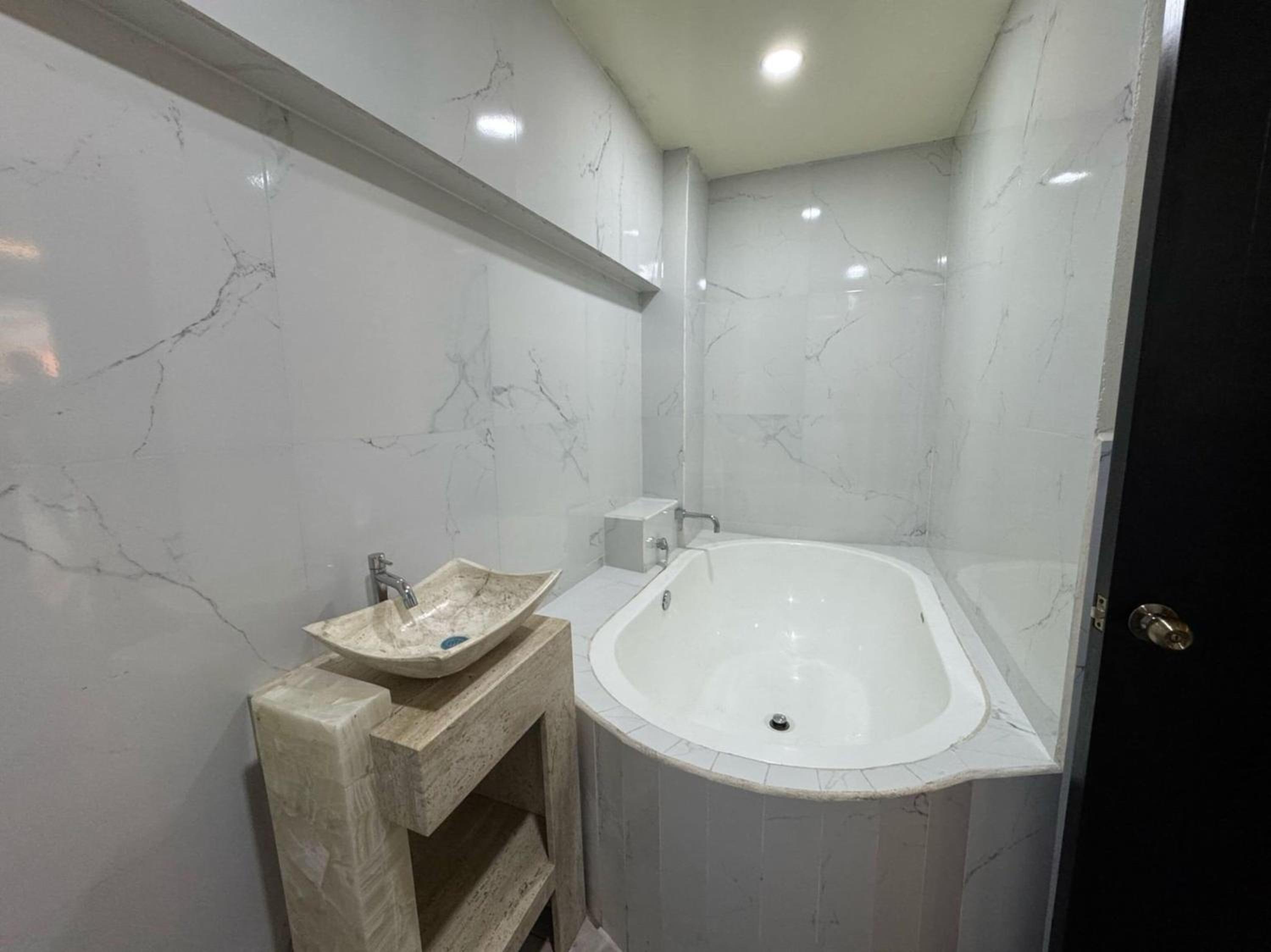 Deluxe with Jacuzzi - Photo 8