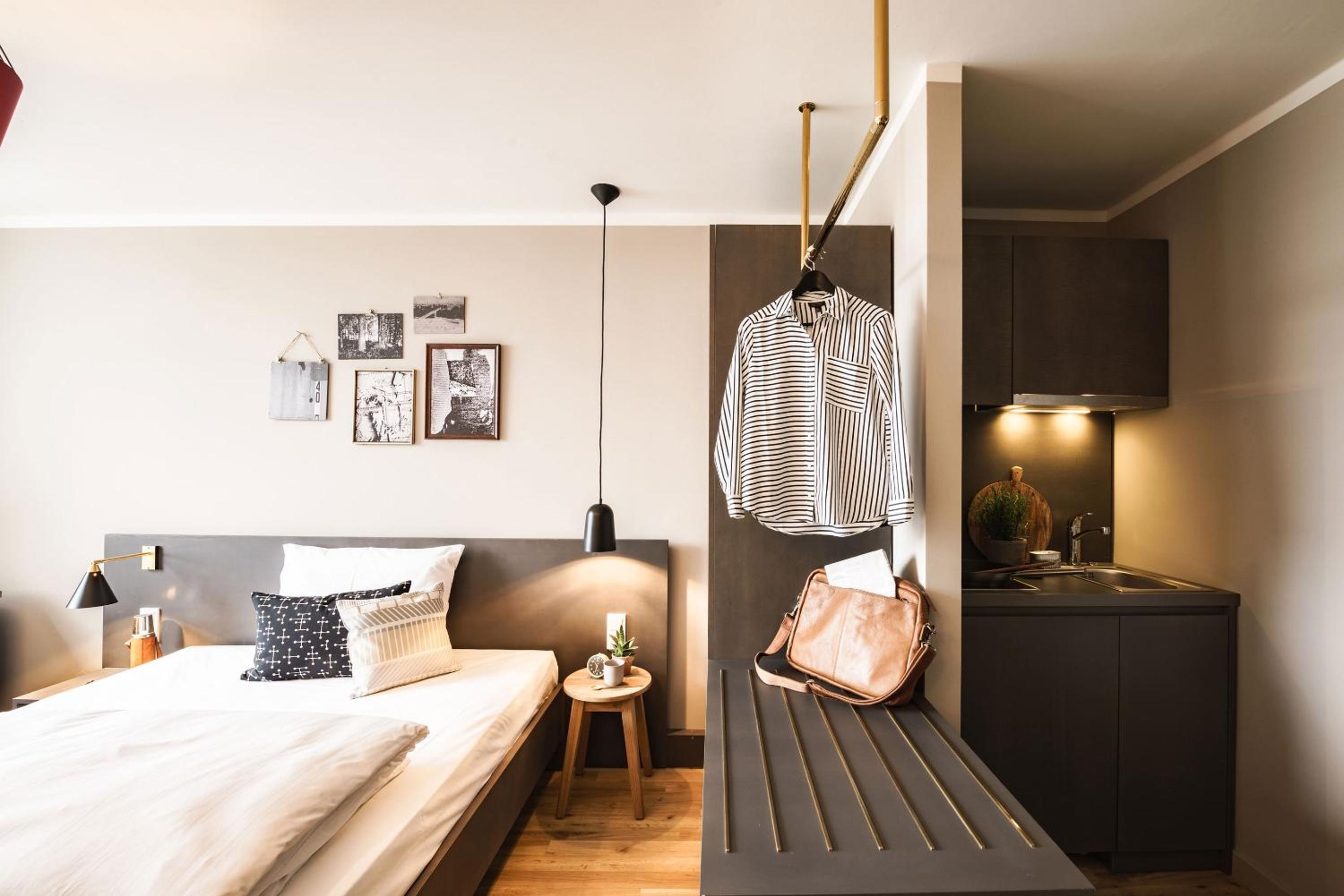 Bold Single Studio with Balcony photo 3