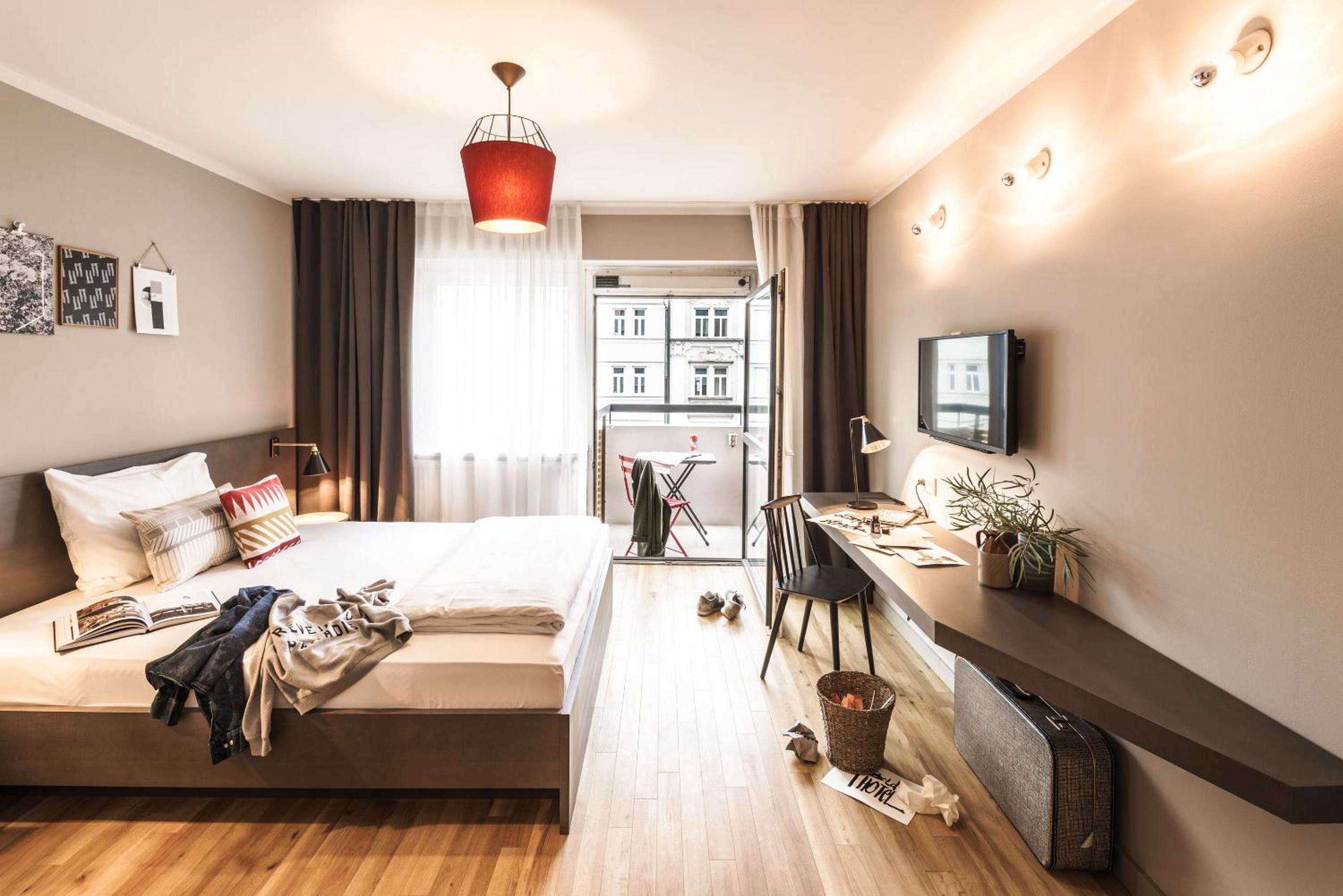 Bold Single Studio with Balcony photo 3
