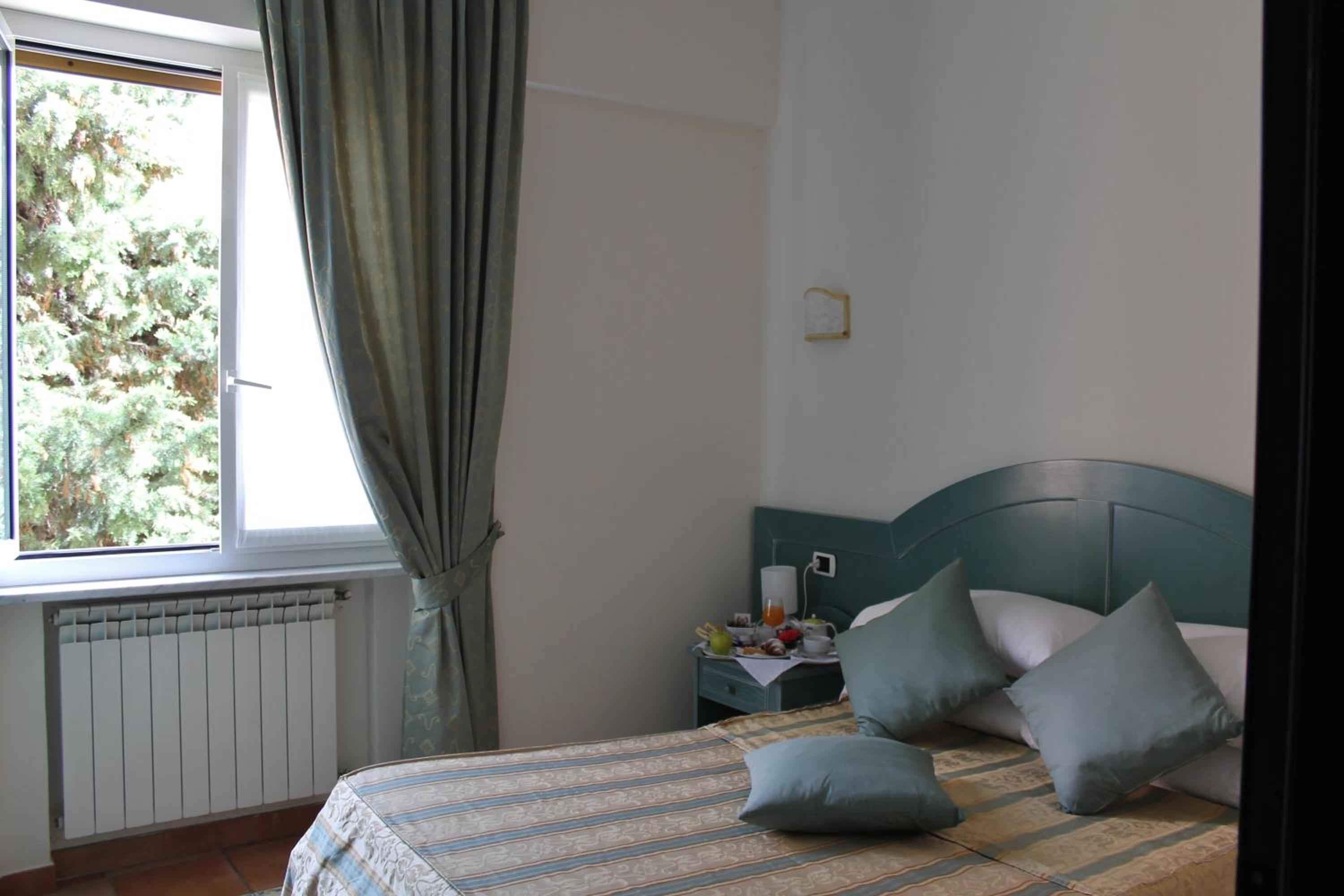 Double or Twin Room - Photo 9