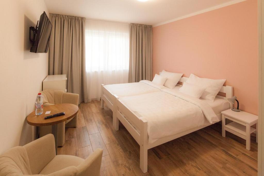 Deluxe Two-Bedroom Apartment with Garden View photo 2