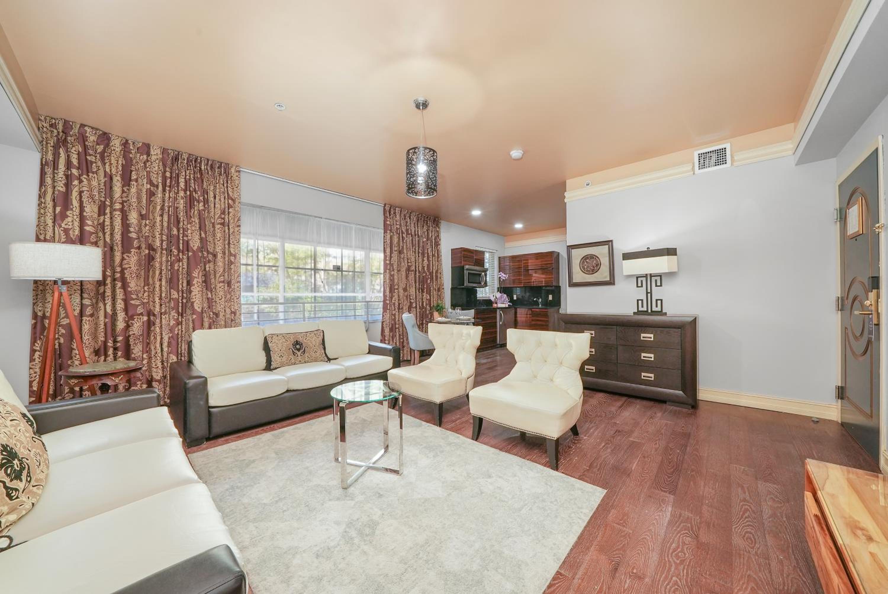 Deluxe One Bedroom Queen Suite
