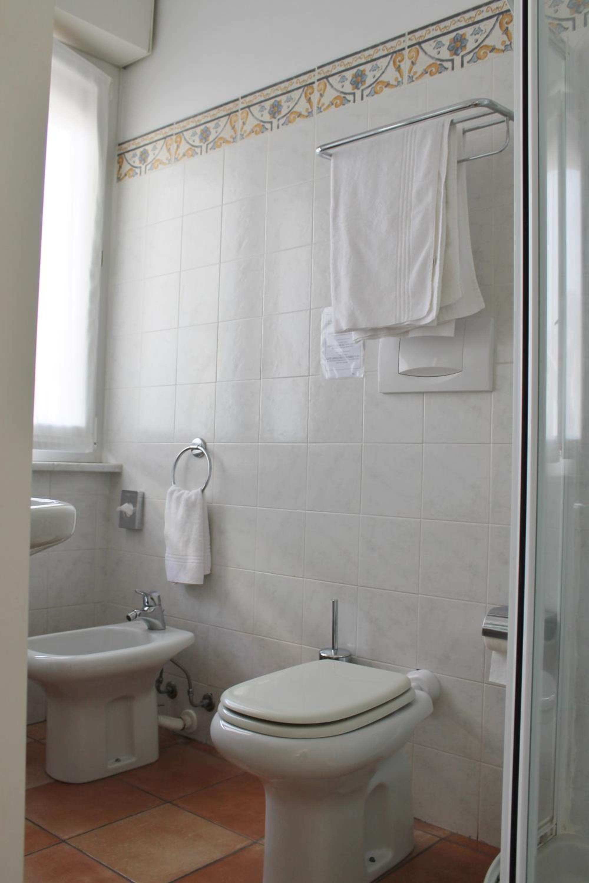 Double or Twin Room - Photo 4