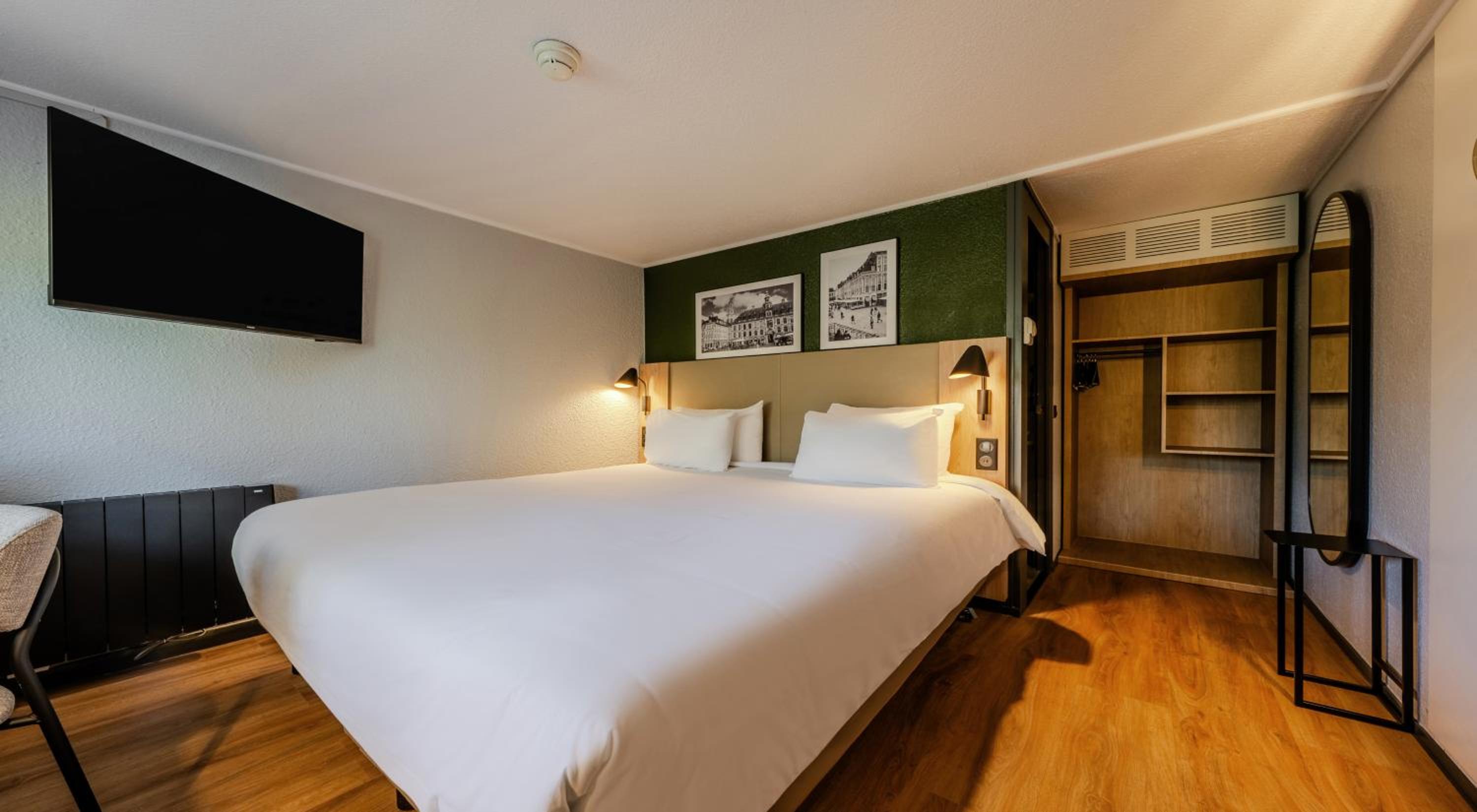 Superior Room - 1 King Bed - Photo 3