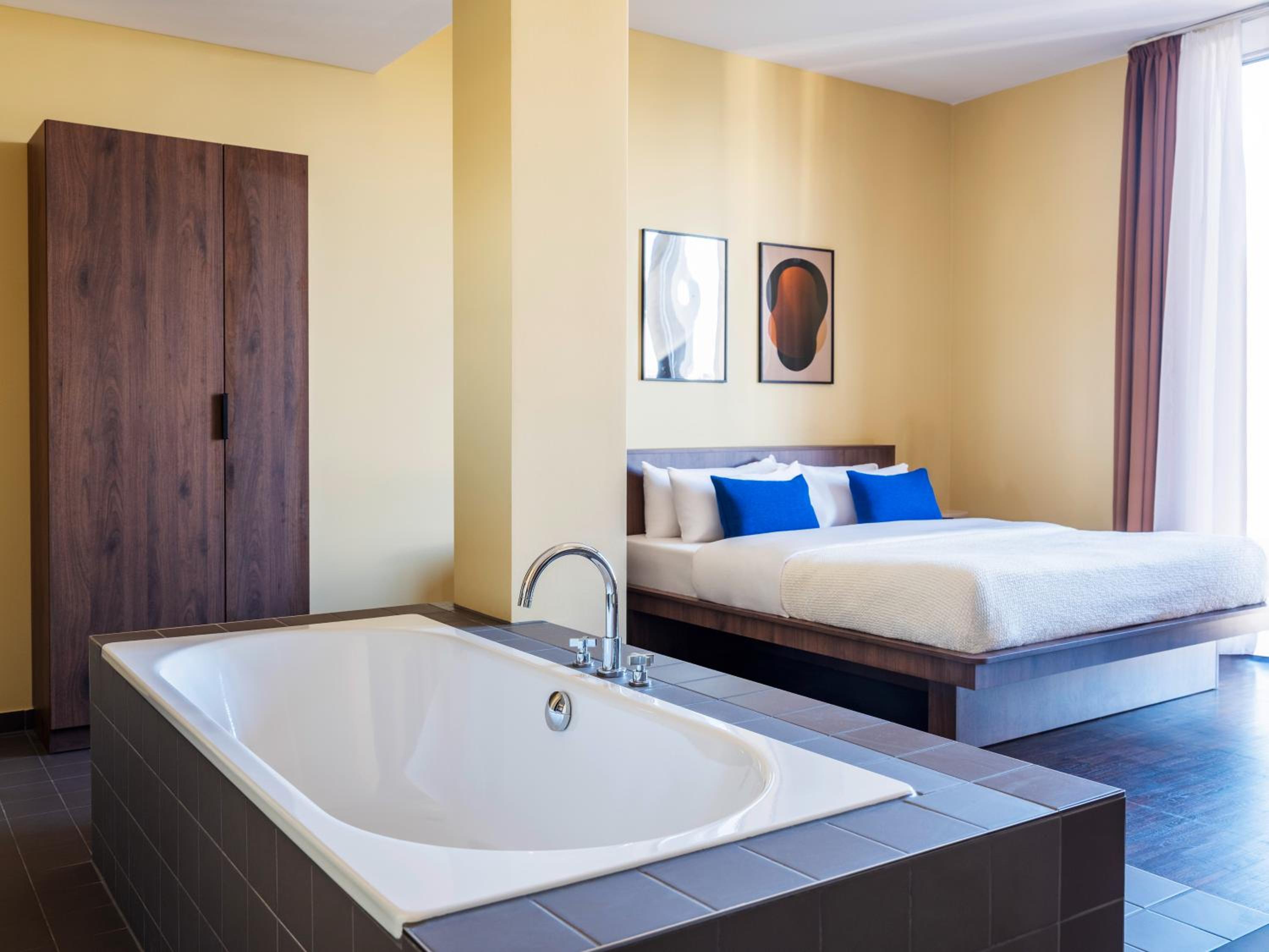 Large Room with Bathtub photo 3