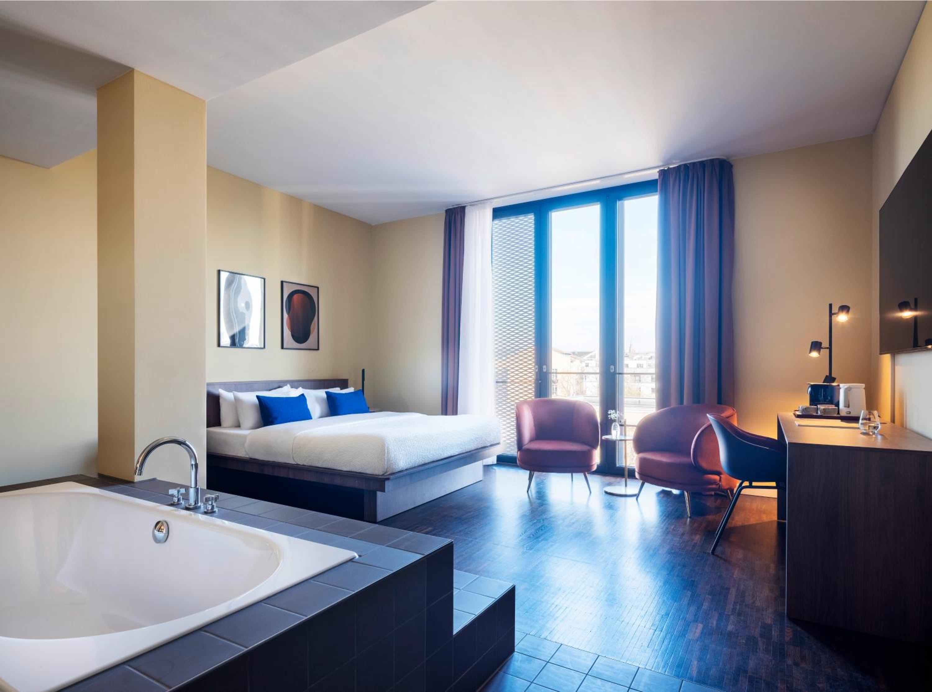 Large Room with Bathtub photo 1