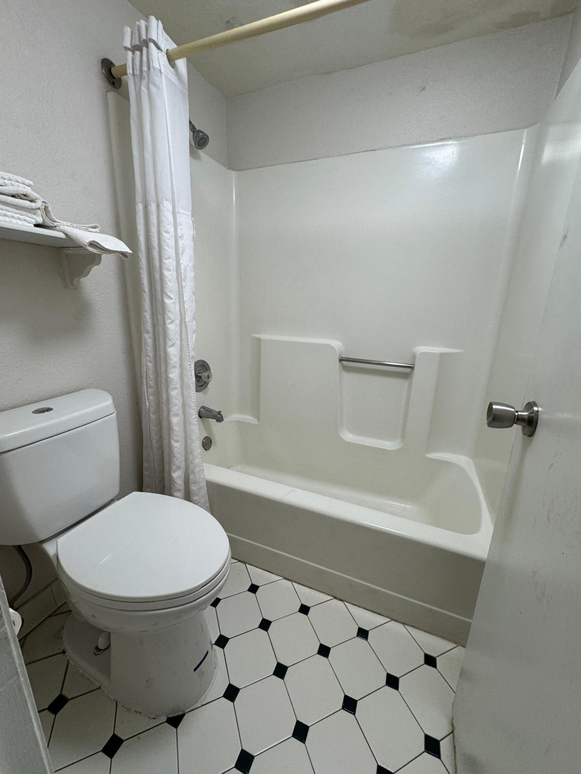 King Room - Non-Smoking - Photo 1