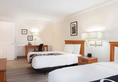 Double Room with Two Double Beds - Photo 2