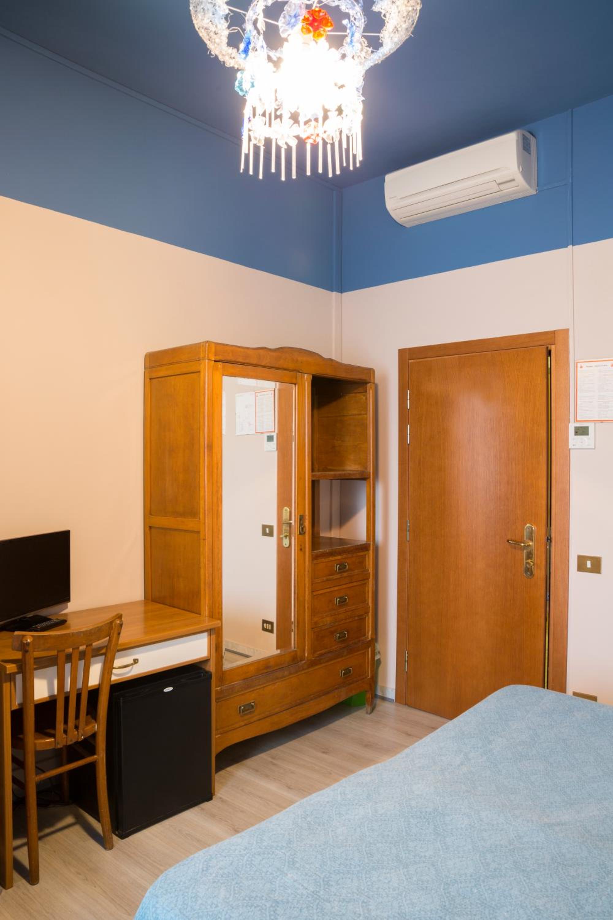 Double or Twin Room photo 3