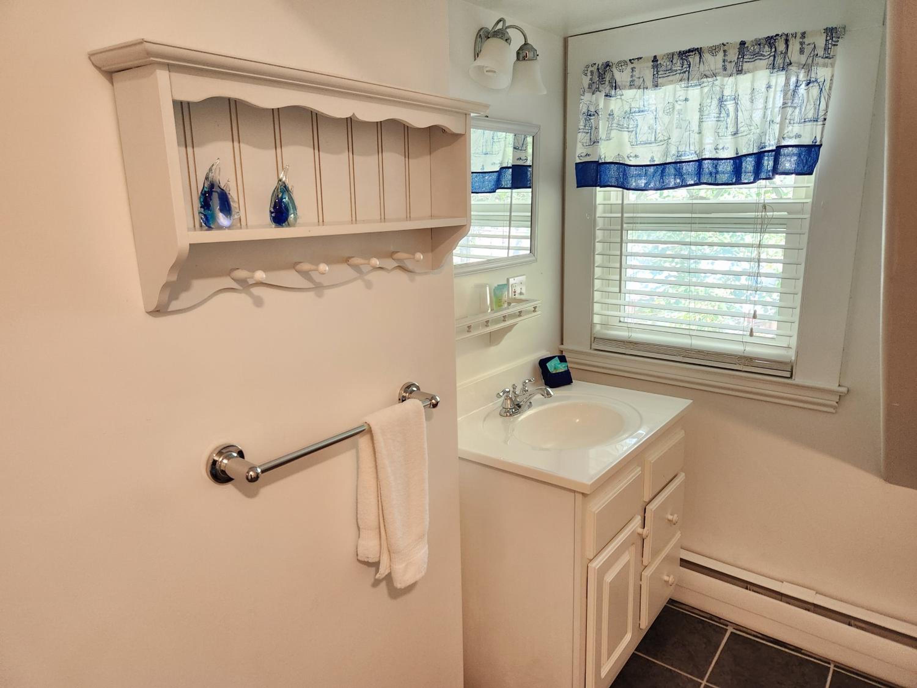 Deluxe Queen Suite - Photo 5
