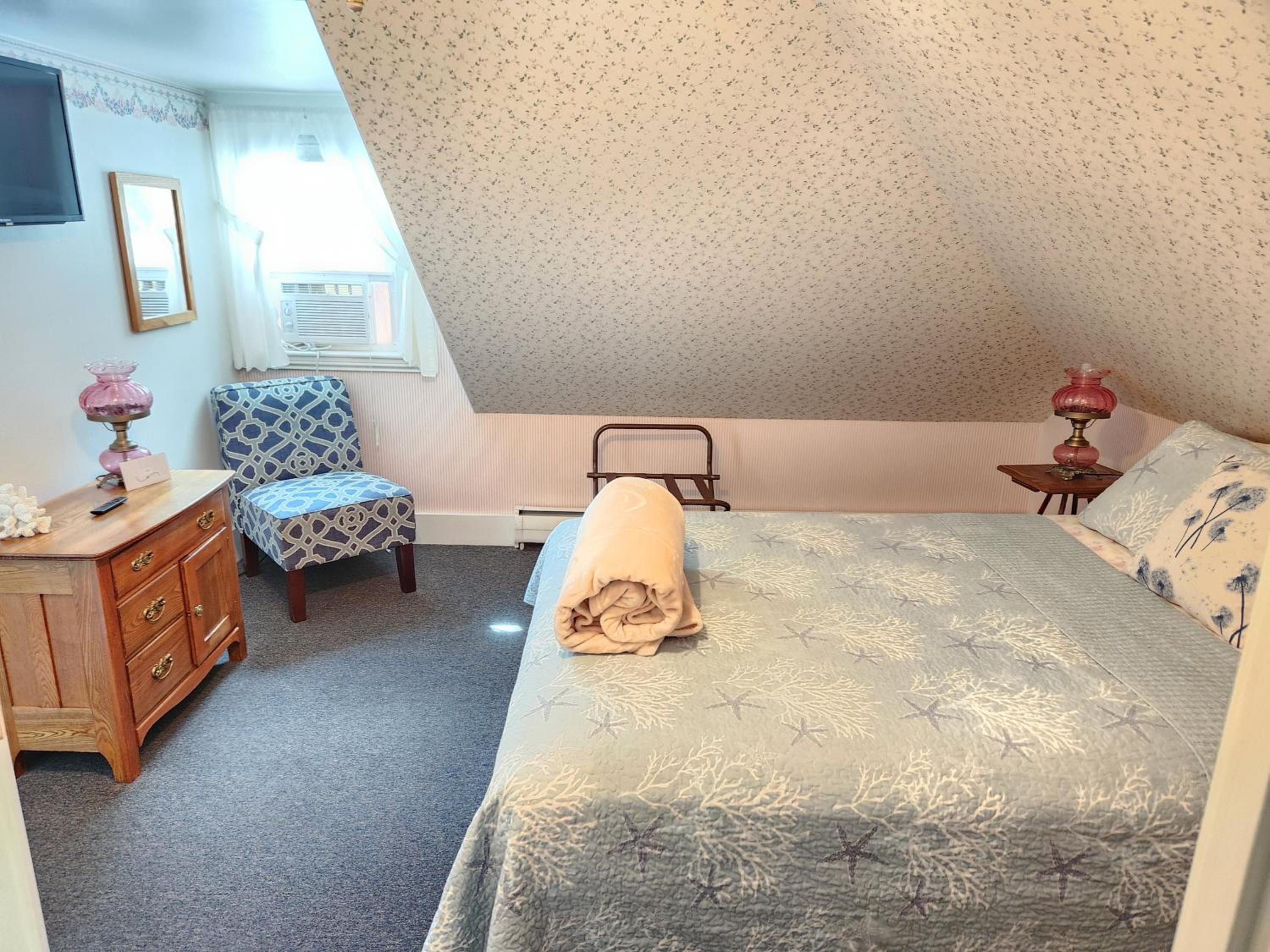 Deluxe Queen Suite - Photo 1