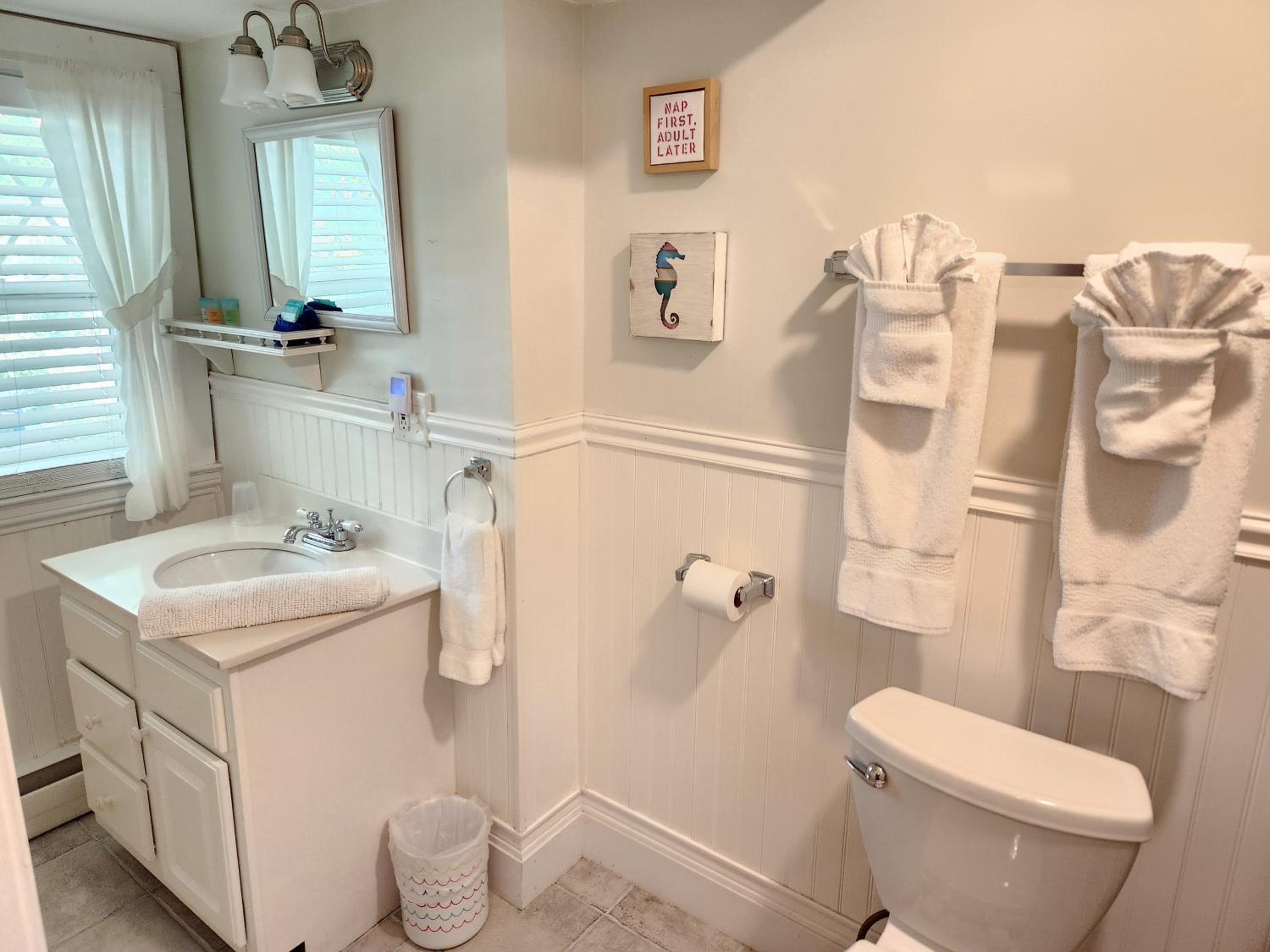 Deluxe Queen Suite - Photo 2