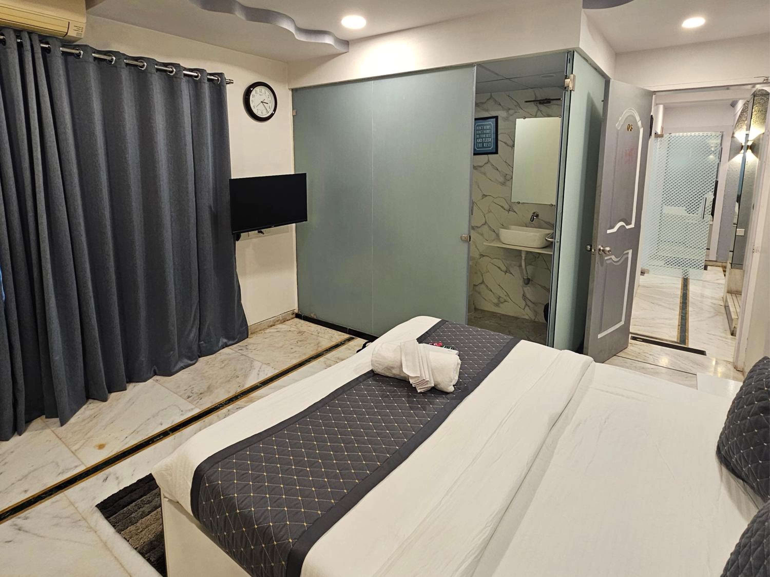 Deluxe Room - Photo 20