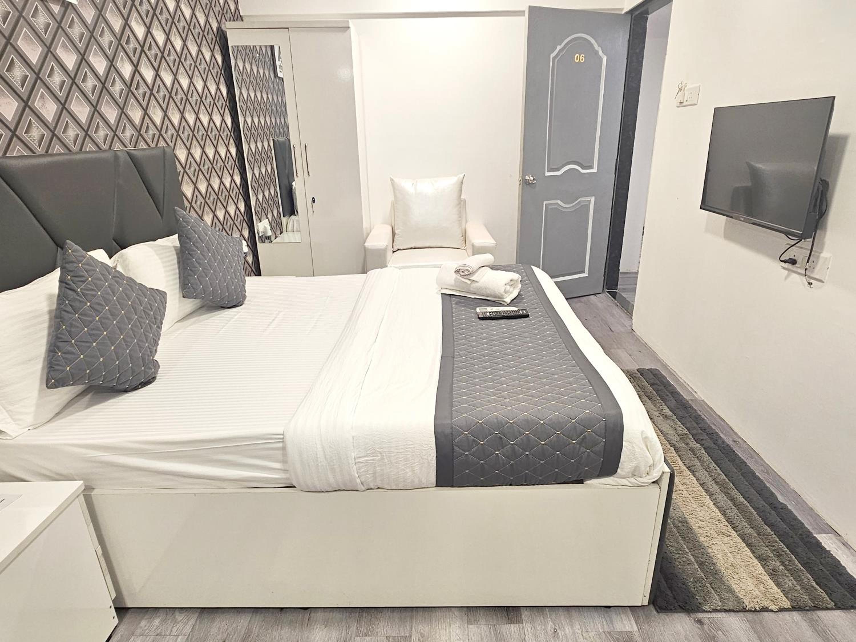Deluxe Room - Photo 17