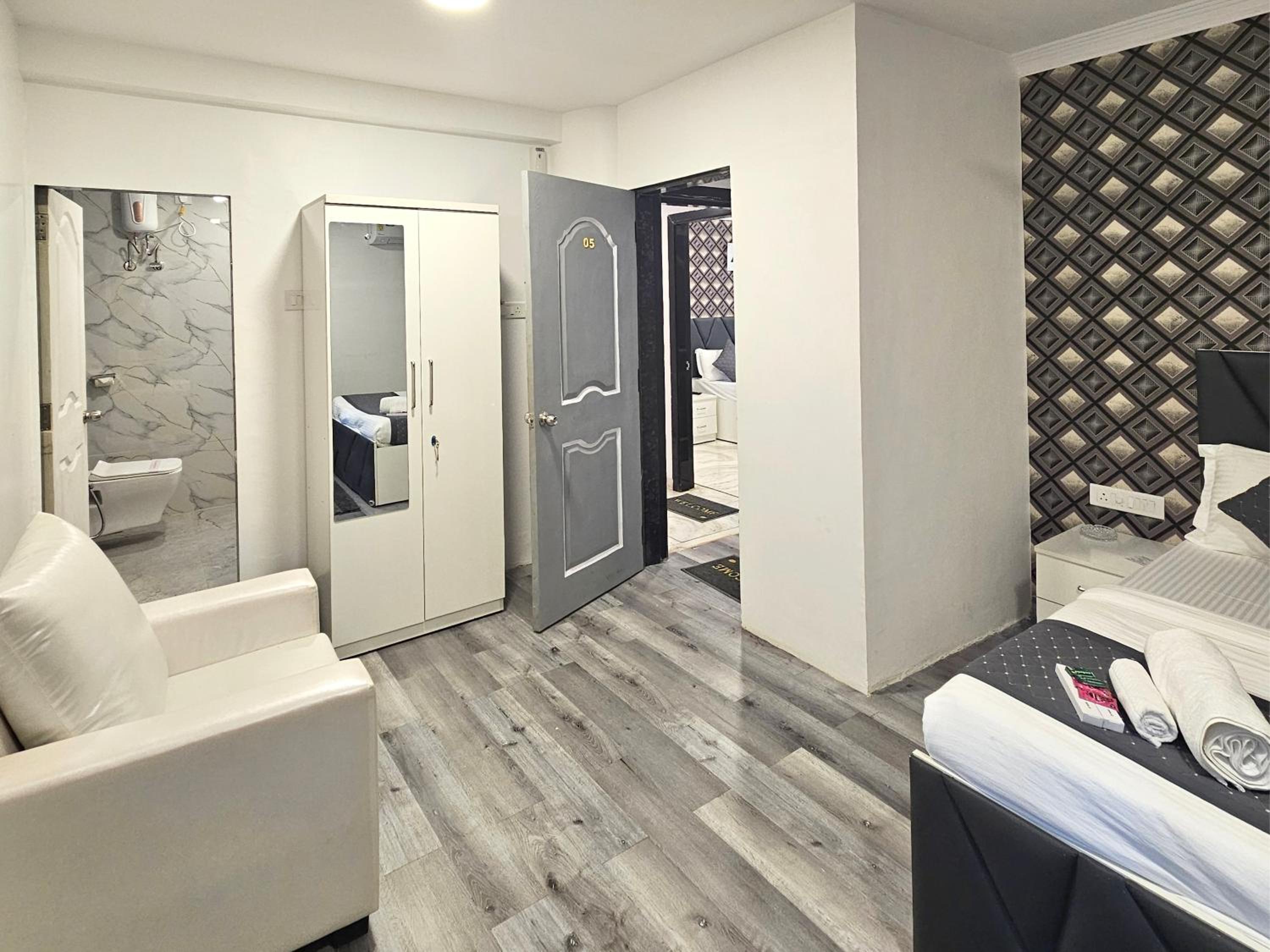 Deluxe Room - Photo 9