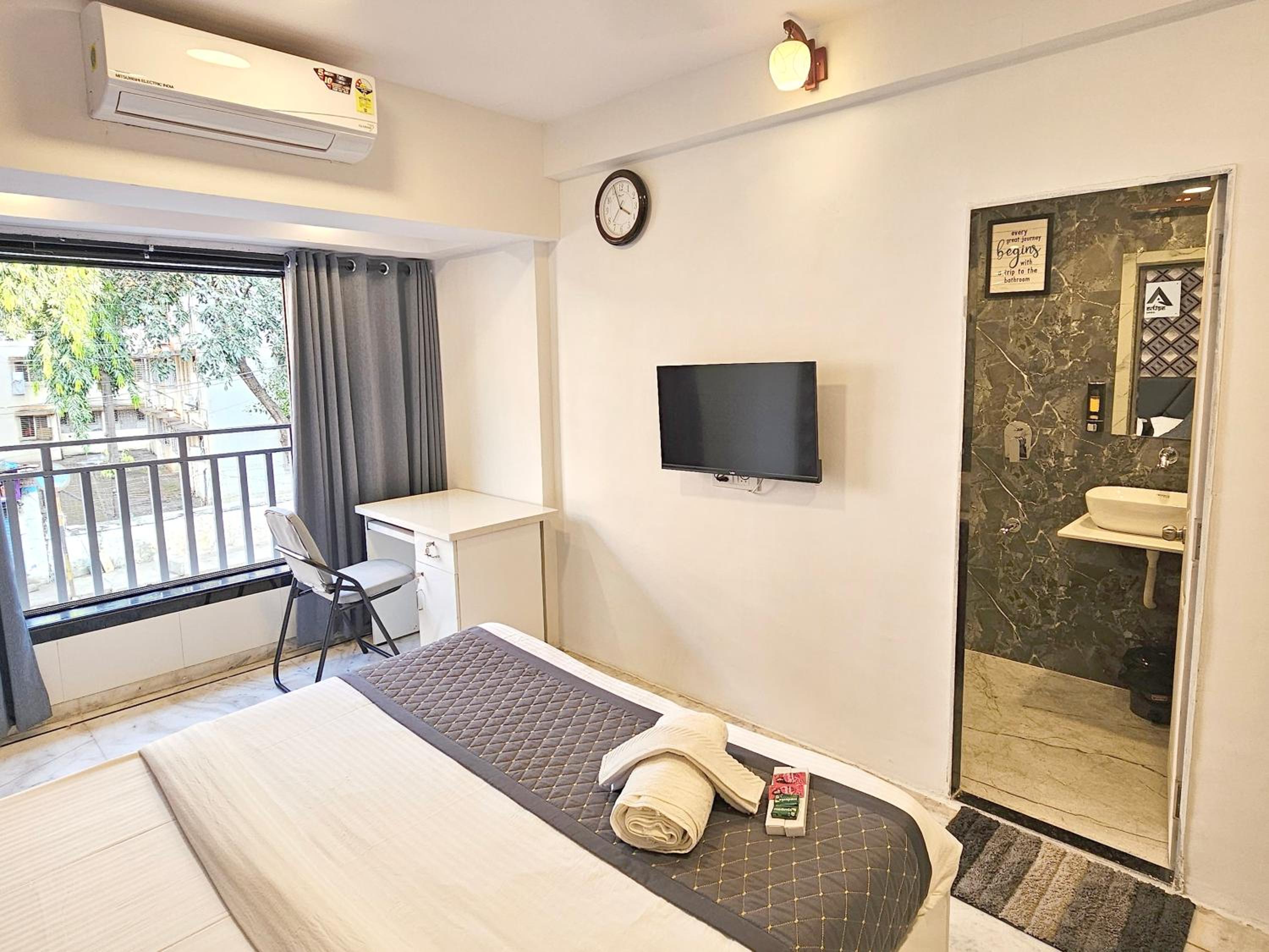 Deluxe Room - Photo 10