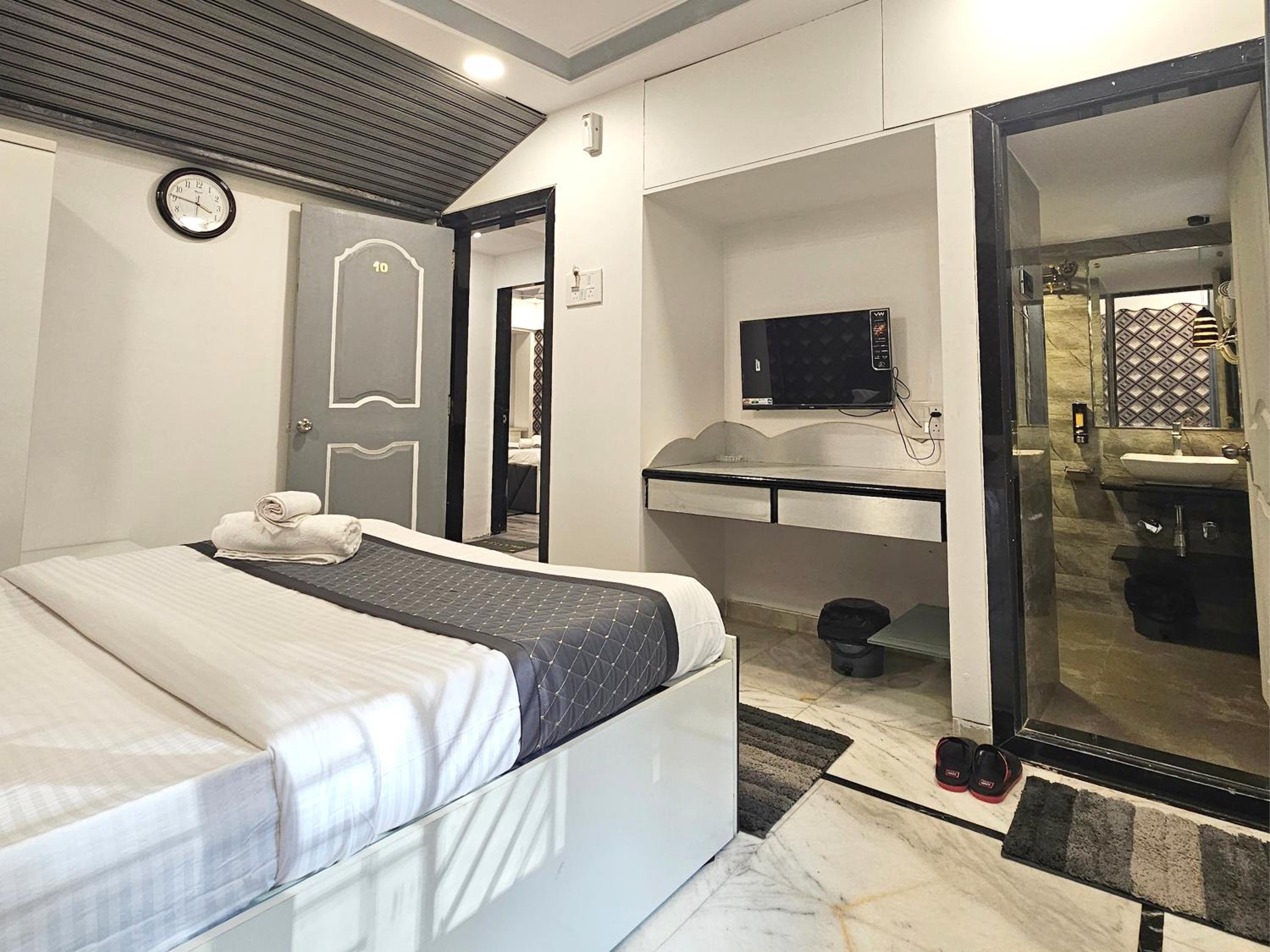Deluxe Room - Photo 12