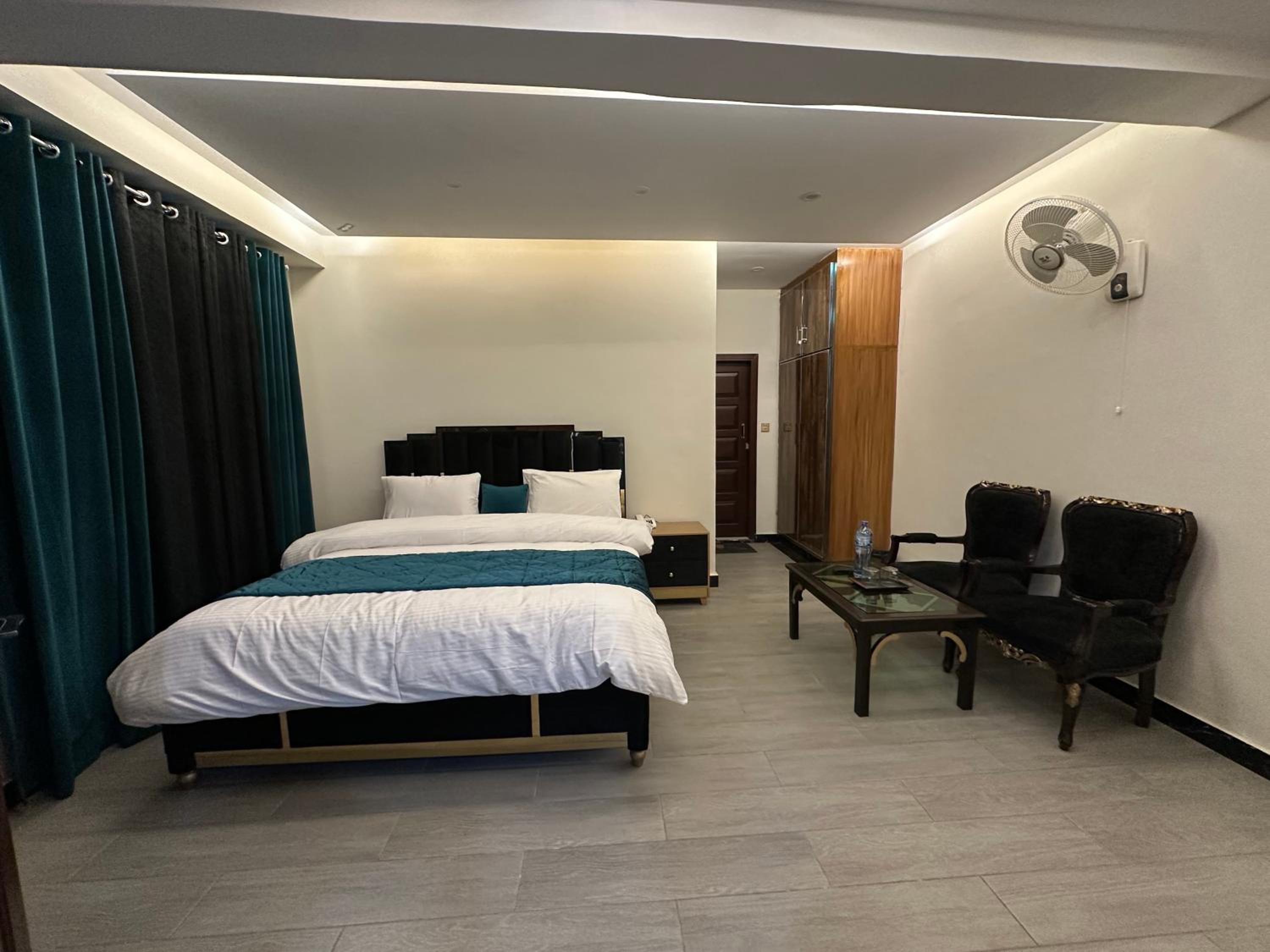 Standard King Room photo 3
