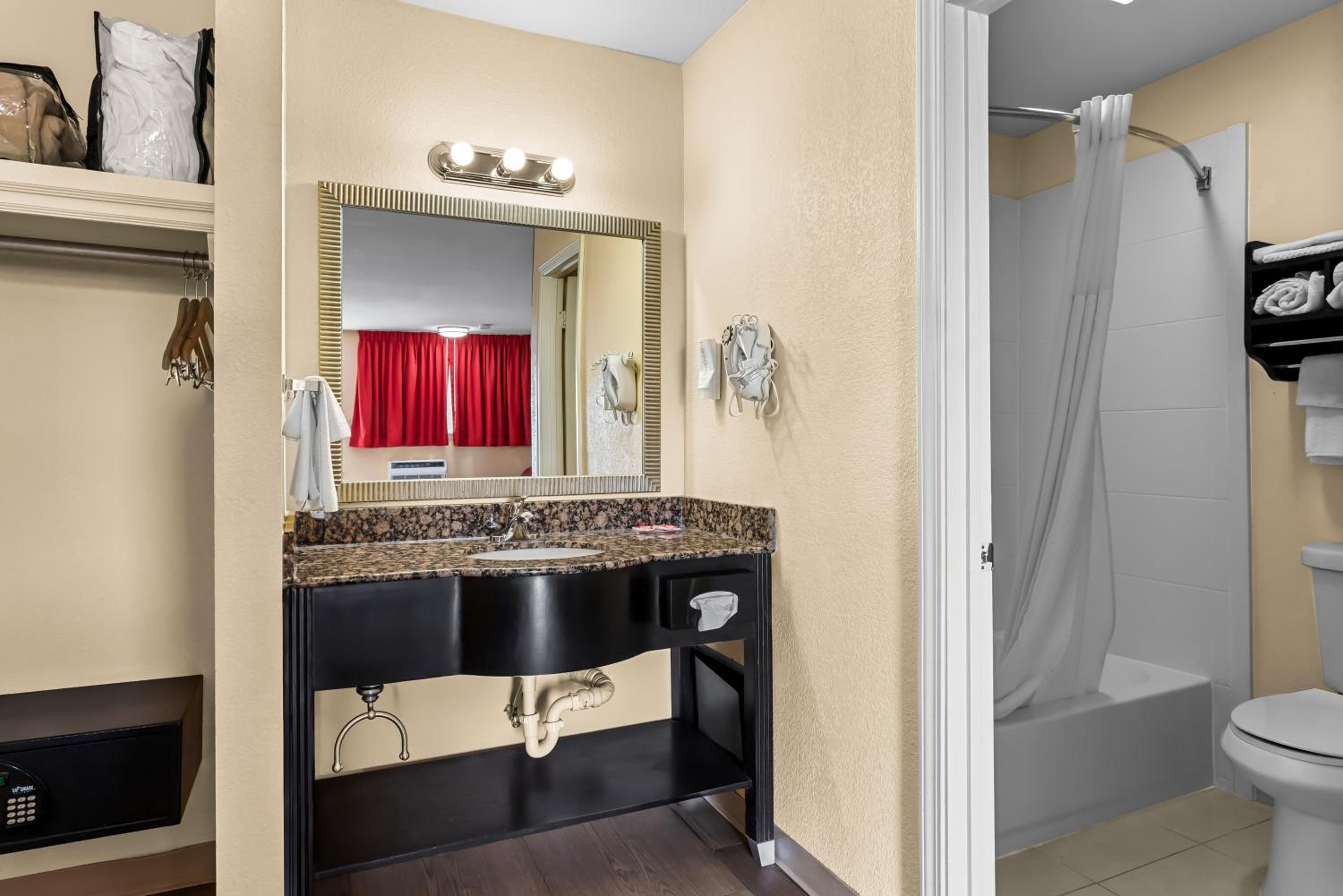 Queen Room with Two Queen Beds - Accessible/Non-Smoking  - Photo 3
